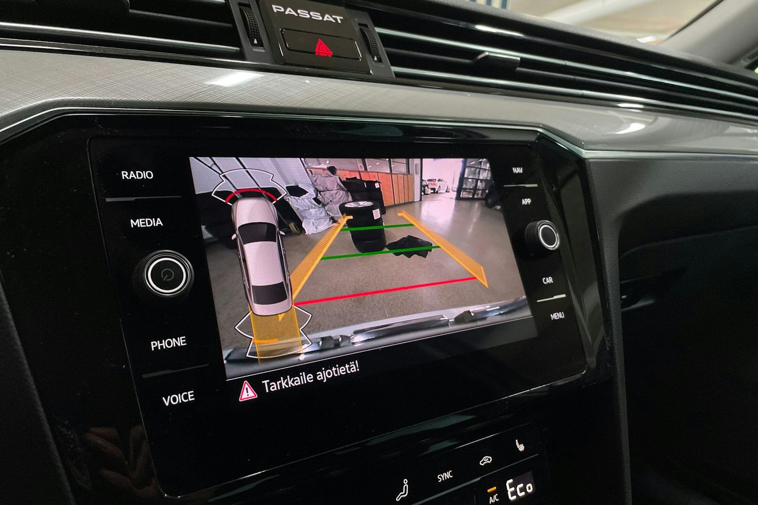 valkoinen Volkswagen Passat 2021 kuva 19.