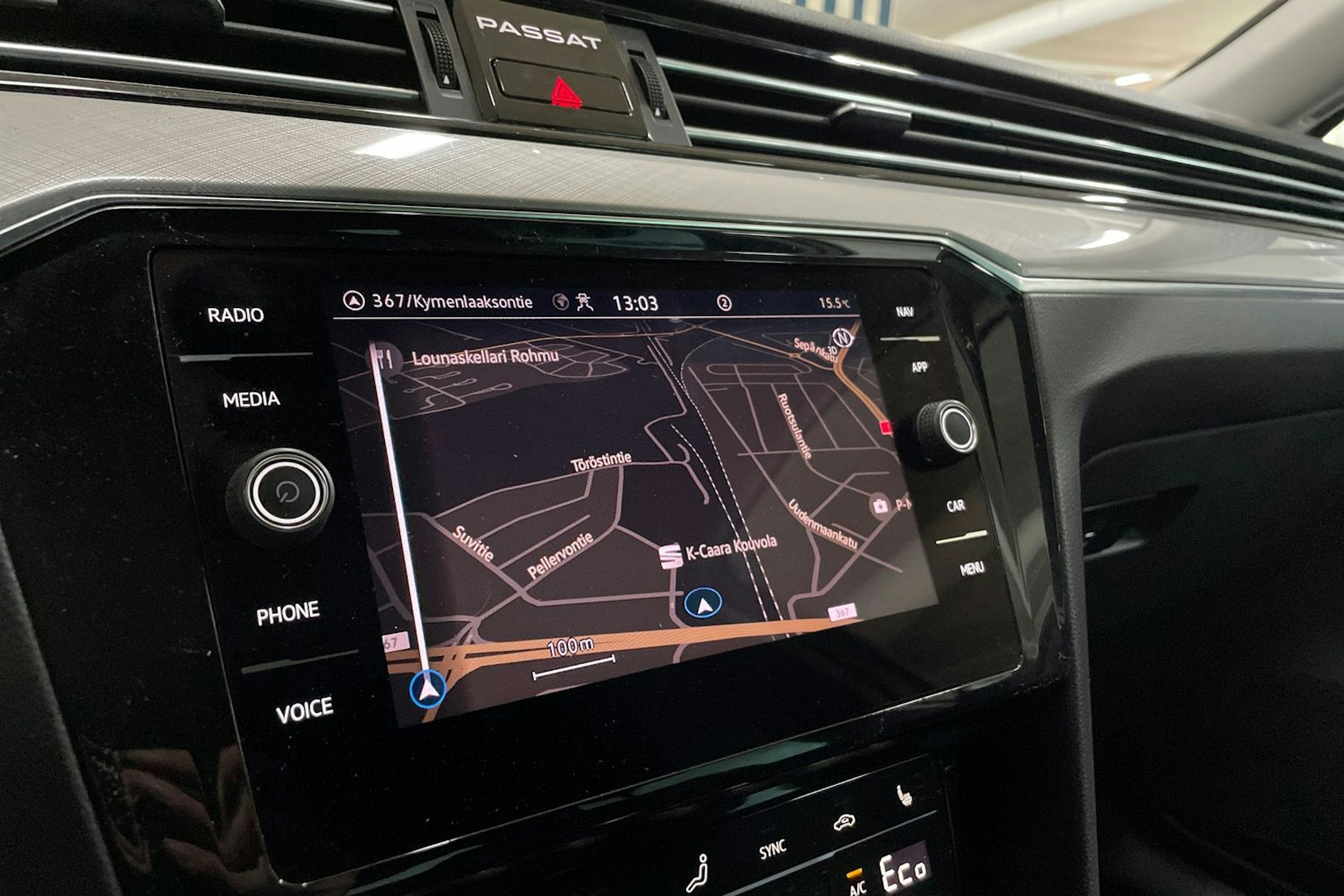 valkoinen Volkswagen Passat 2021 kuva 20.
