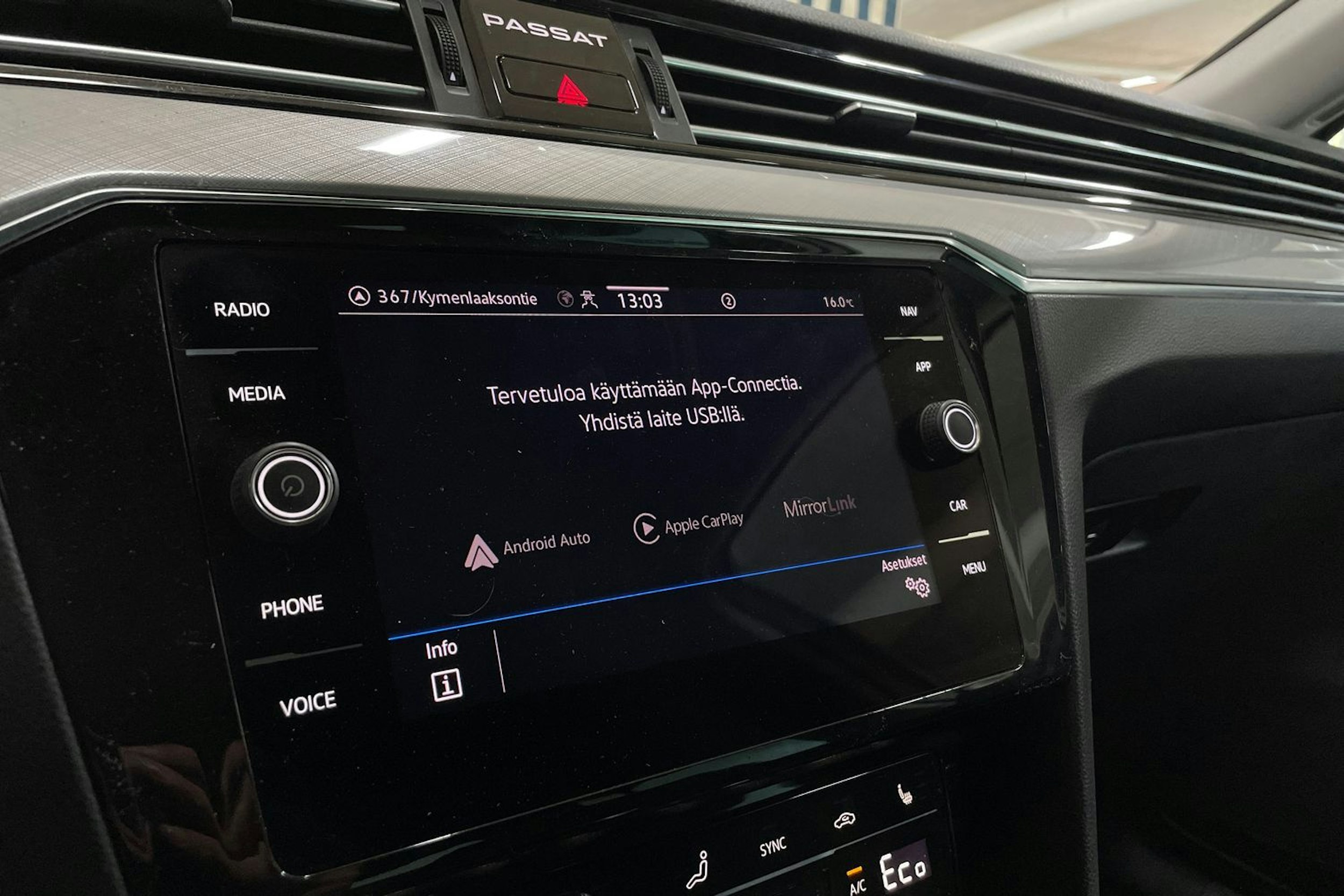 valkoinen Volkswagen Passat 2021 kuva 21.