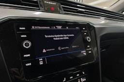 valkoinen Volkswagen Passat 2021 kuva 21.
