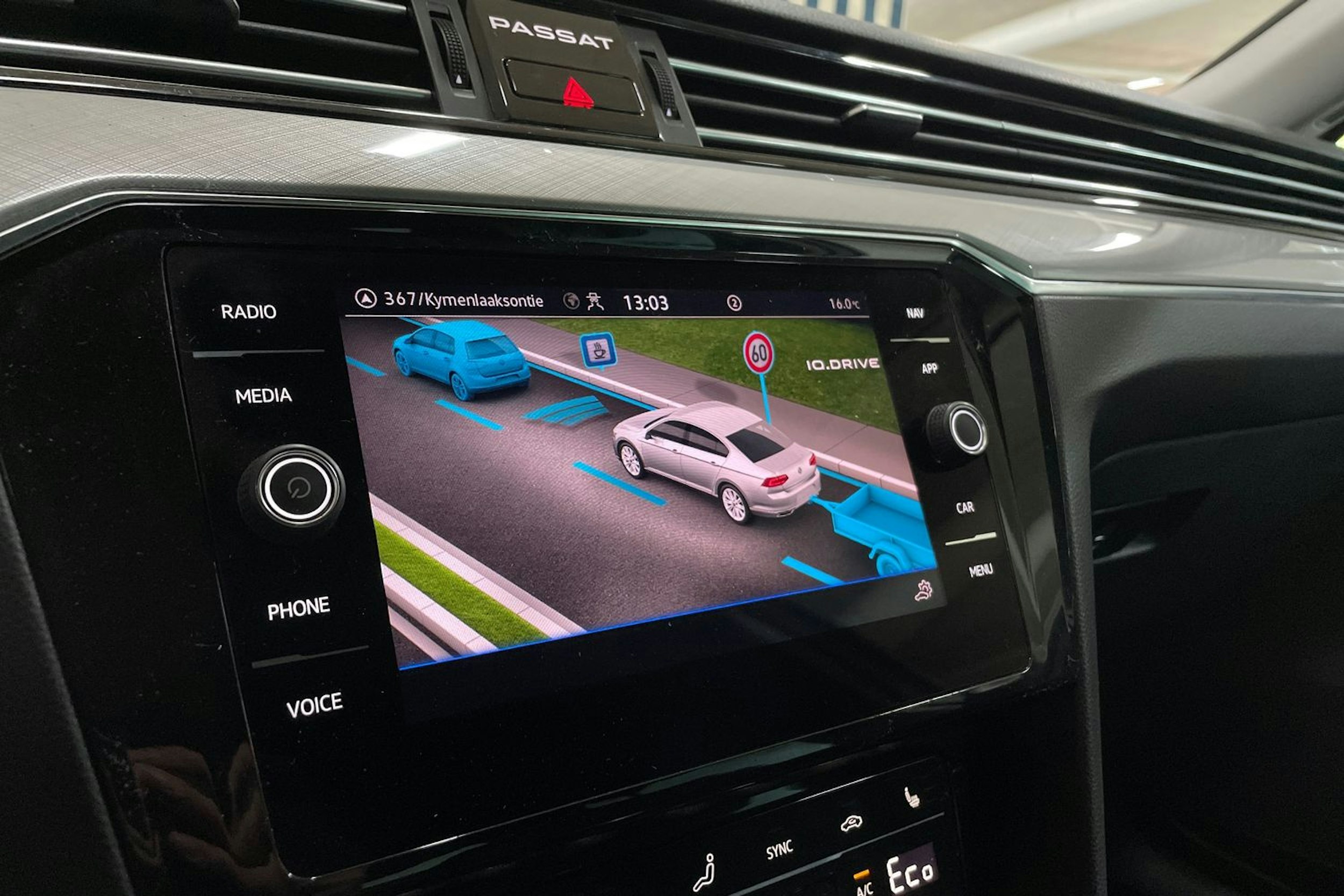 valkoinen Volkswagen Passat 2021 kuva 22.
