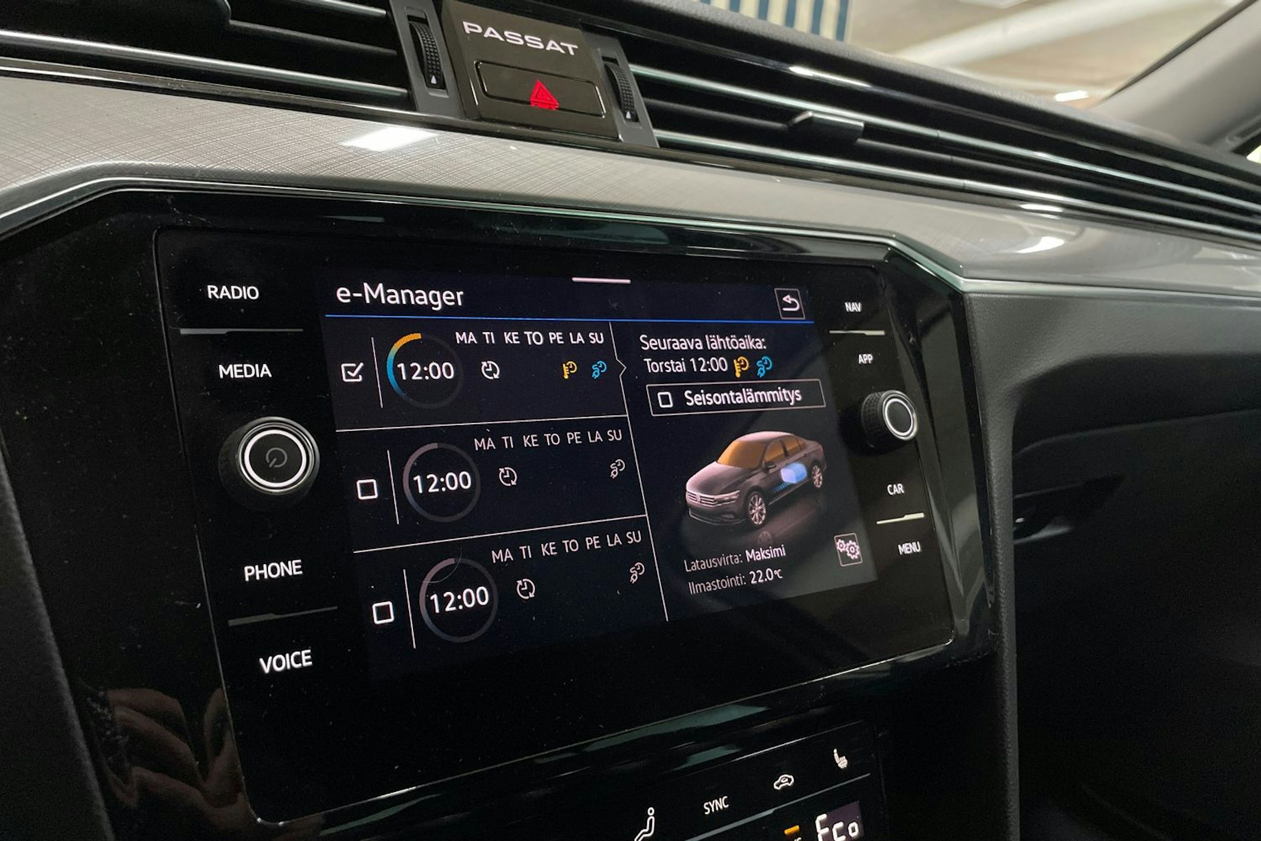 valkoinen Volkswagen Passat 2021 kuva 23.