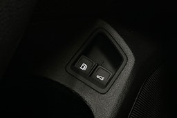 valkoinen Volkswagen Passat 2021 kuva 26.