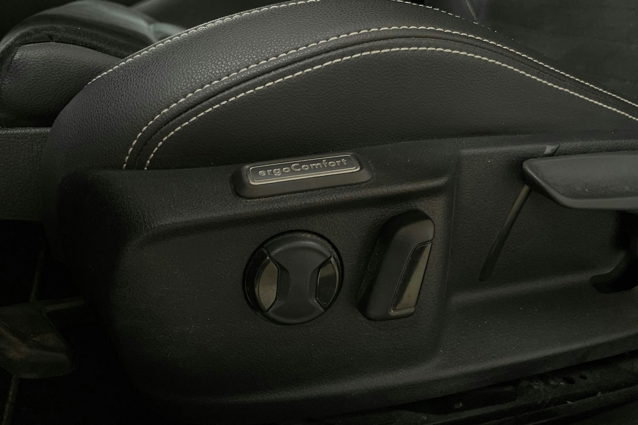 valkoinen Volkswagen Passat 2021 kuva 27.