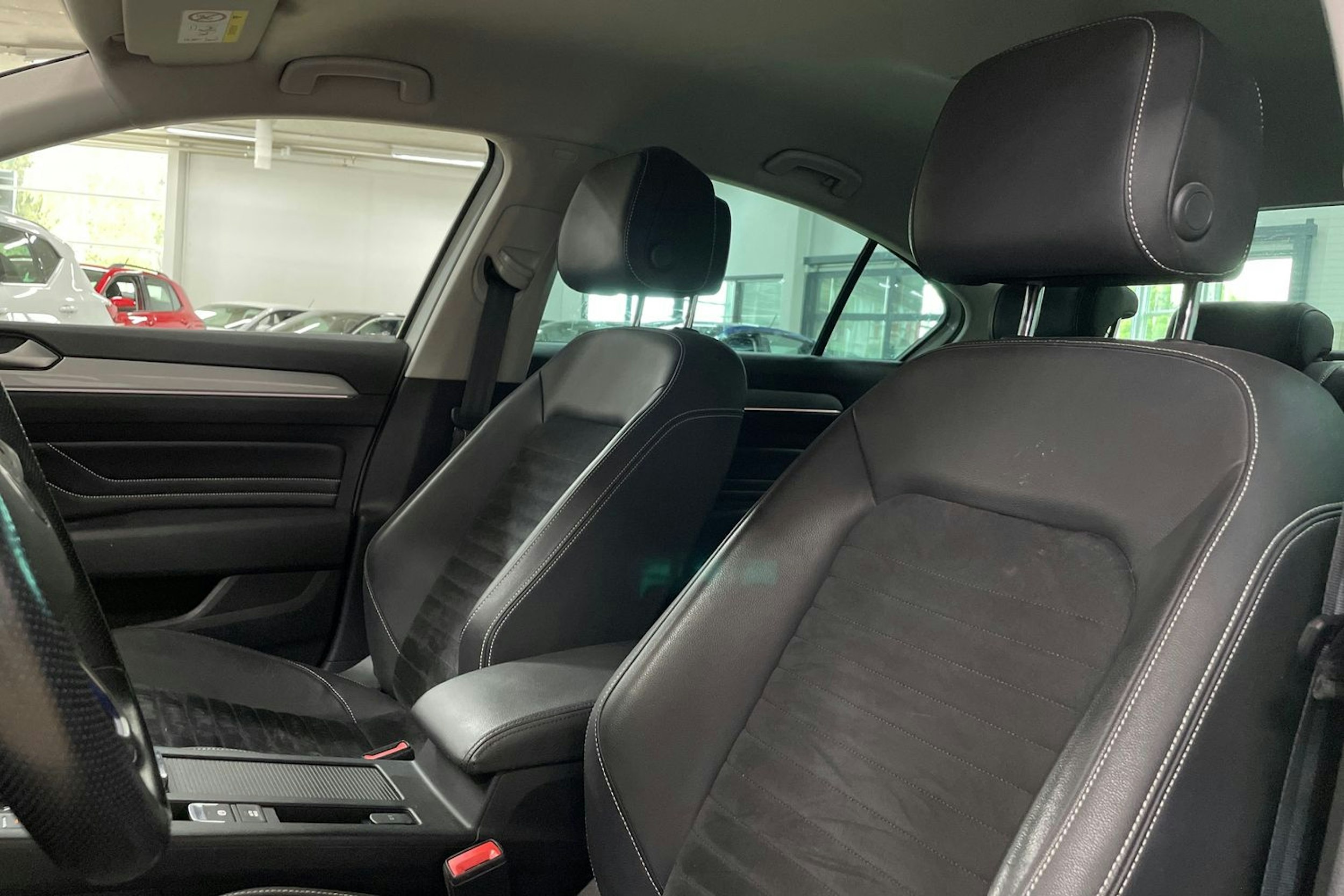 valkoinen Volkswagen Passat 2021 kuva 28.