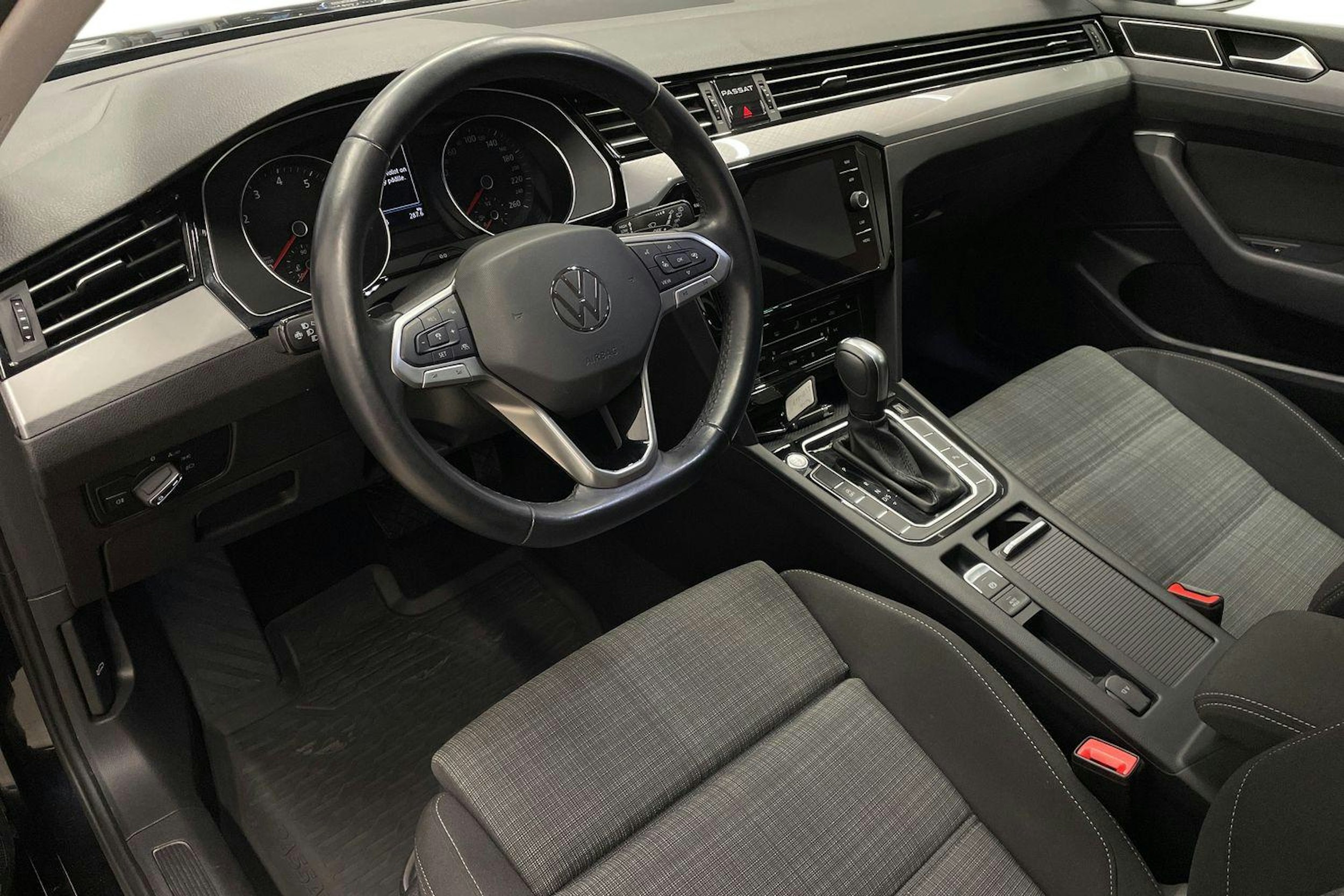 Musta Volkswagen PASSAT 2021 kuva 7.