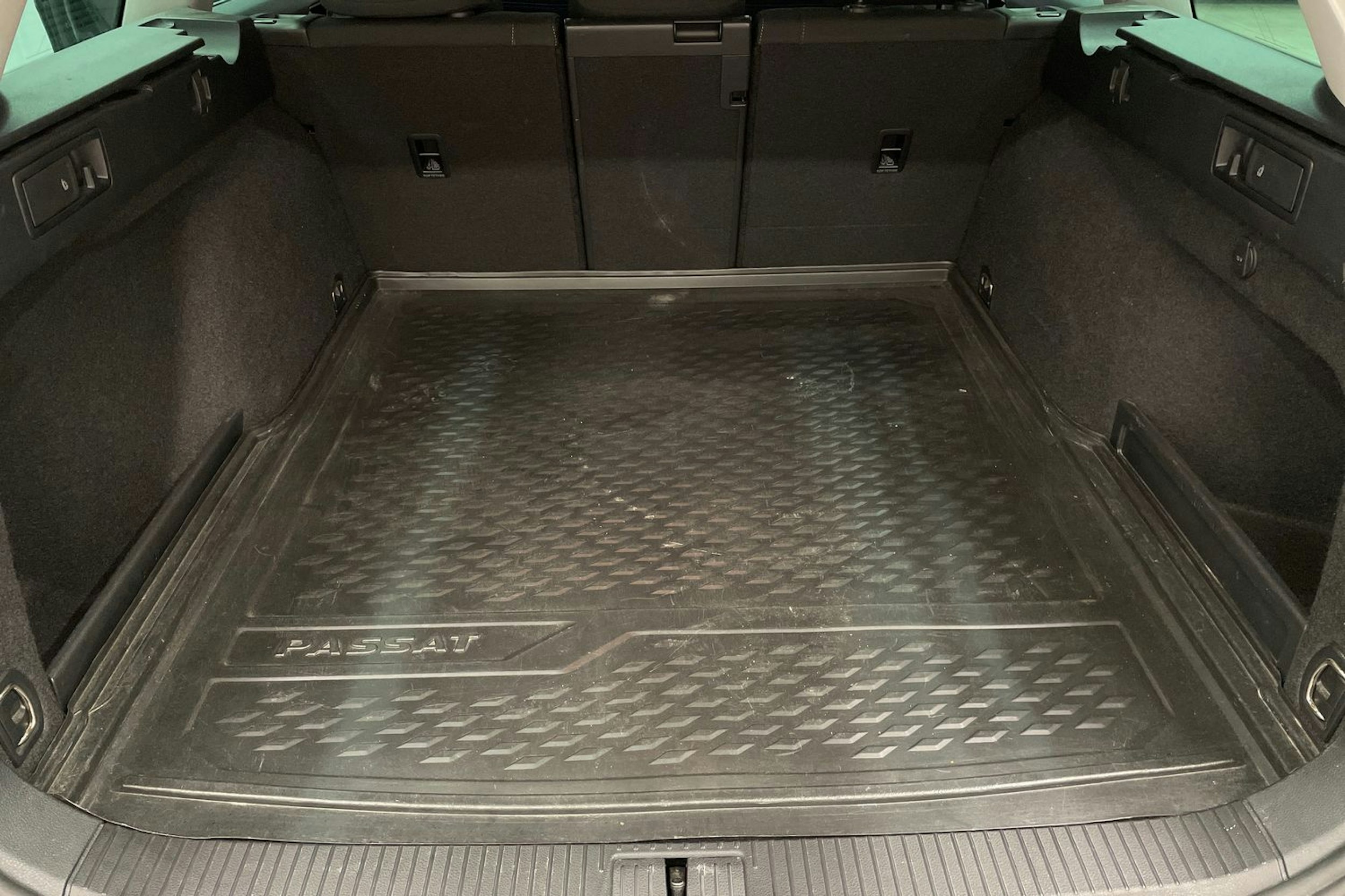 Musta Volkswagen PASSAT 2021 kuva 24.