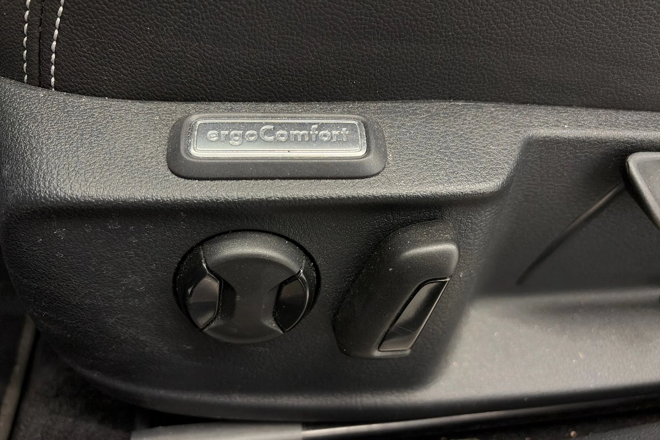 harmaa Volkswagen Passat 2021 kuva 18.