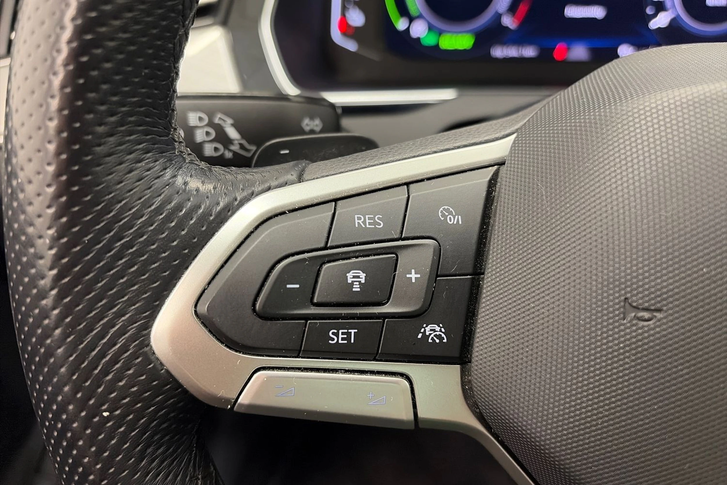 harmaa Volkswagen Passat 2021 kuva 20.