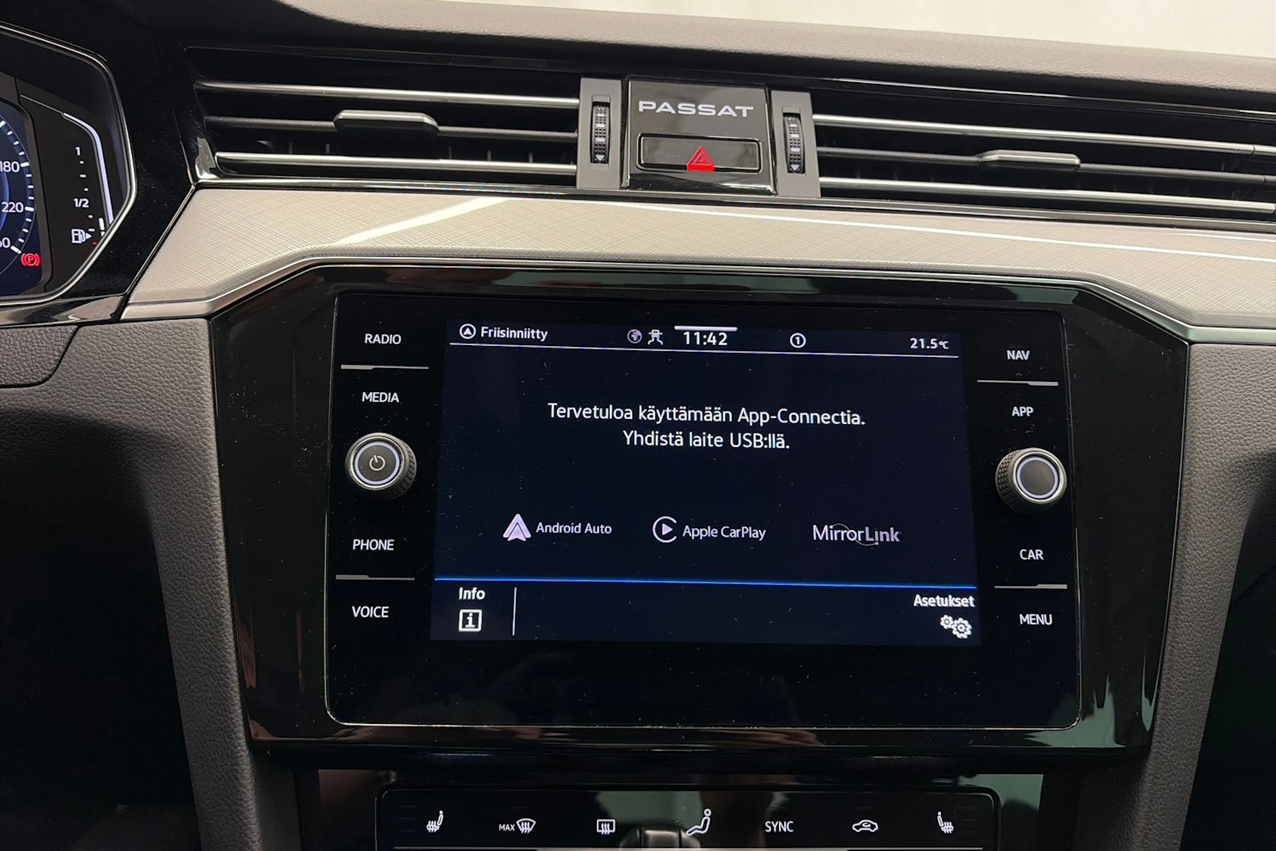 harmaa Volkswagen Passat 2021 kuva 24.