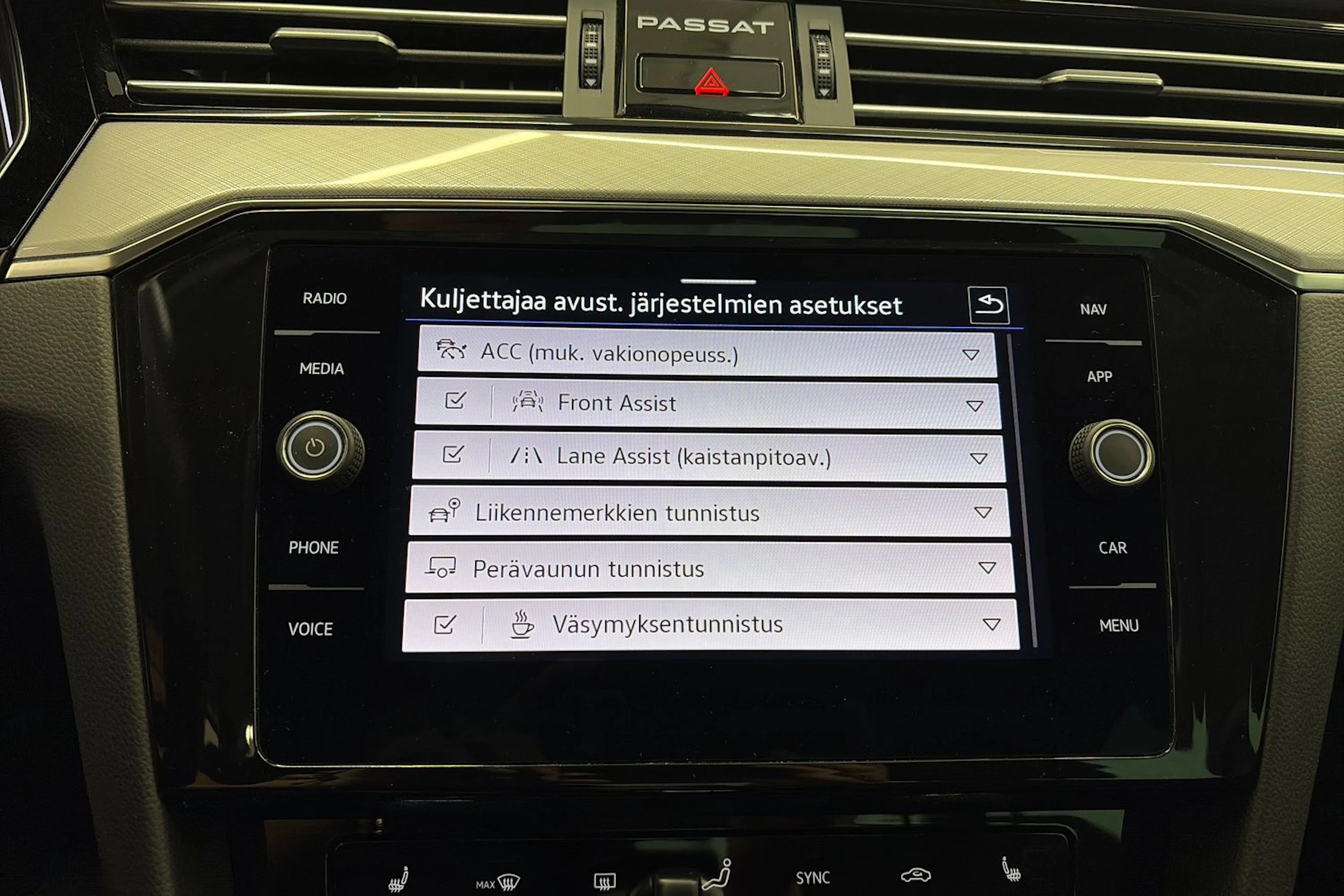 harmaa Volkswagen Passat 2021 kuva 25.