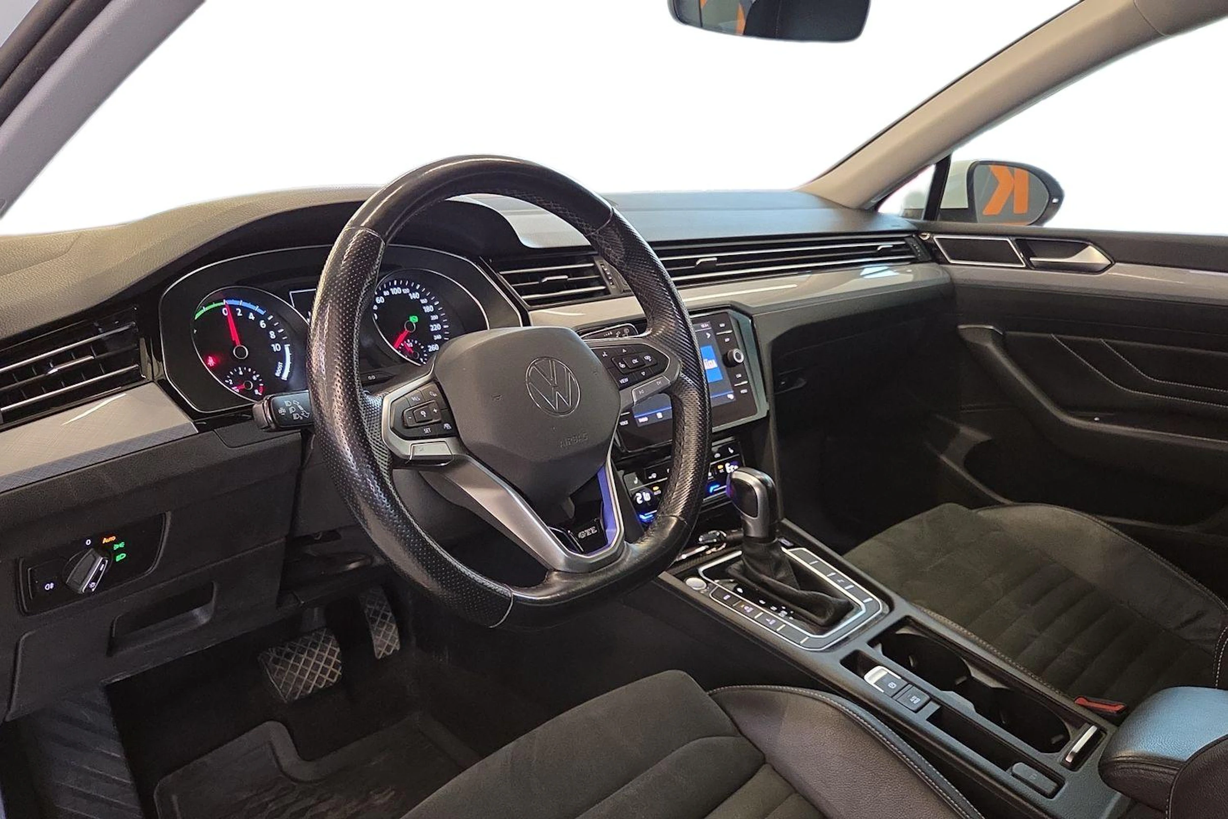 valkoinen Volkswagen Passat 2021 kuva 6.