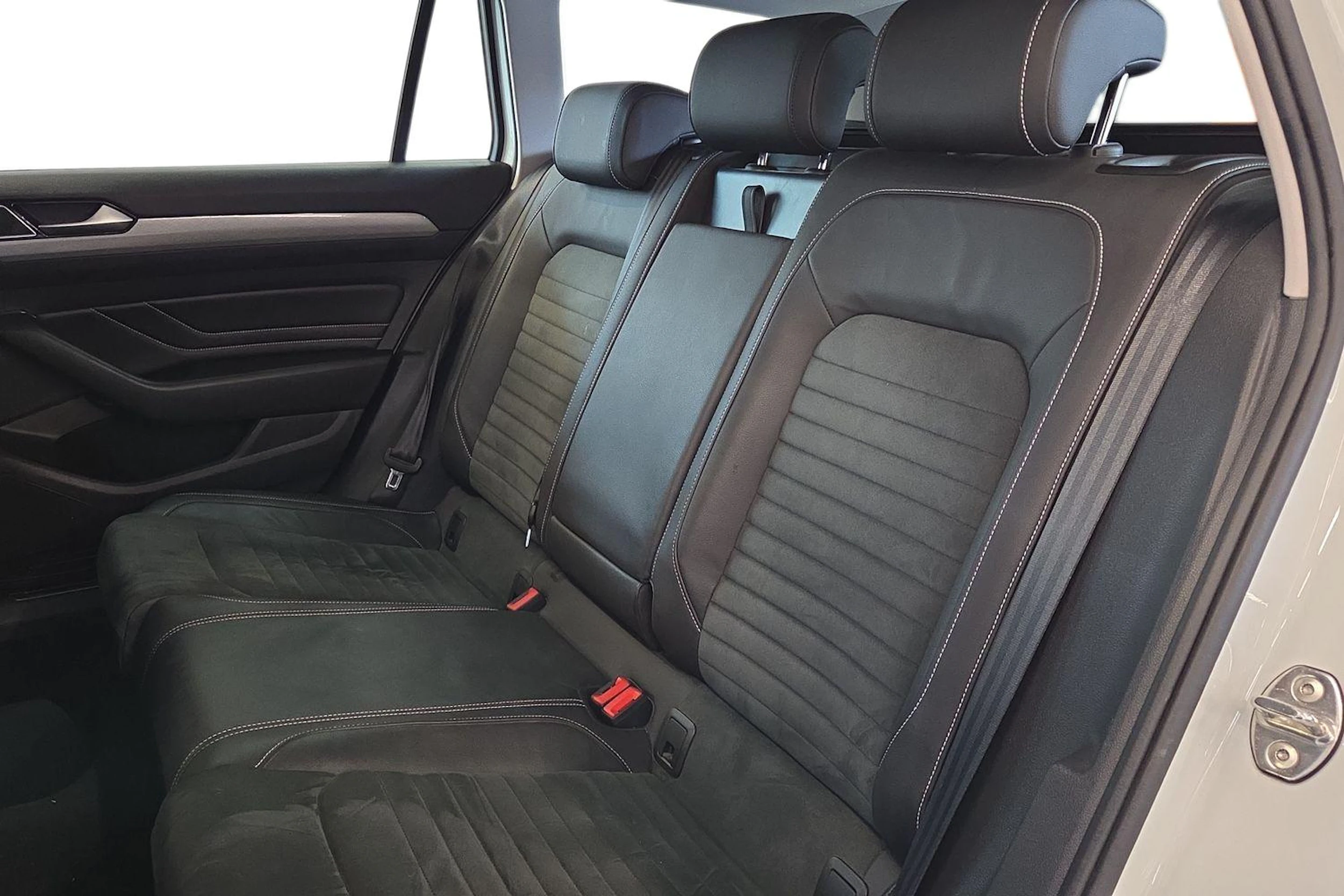 valkoinen Volkswagen Passat 2021 kuva 8.