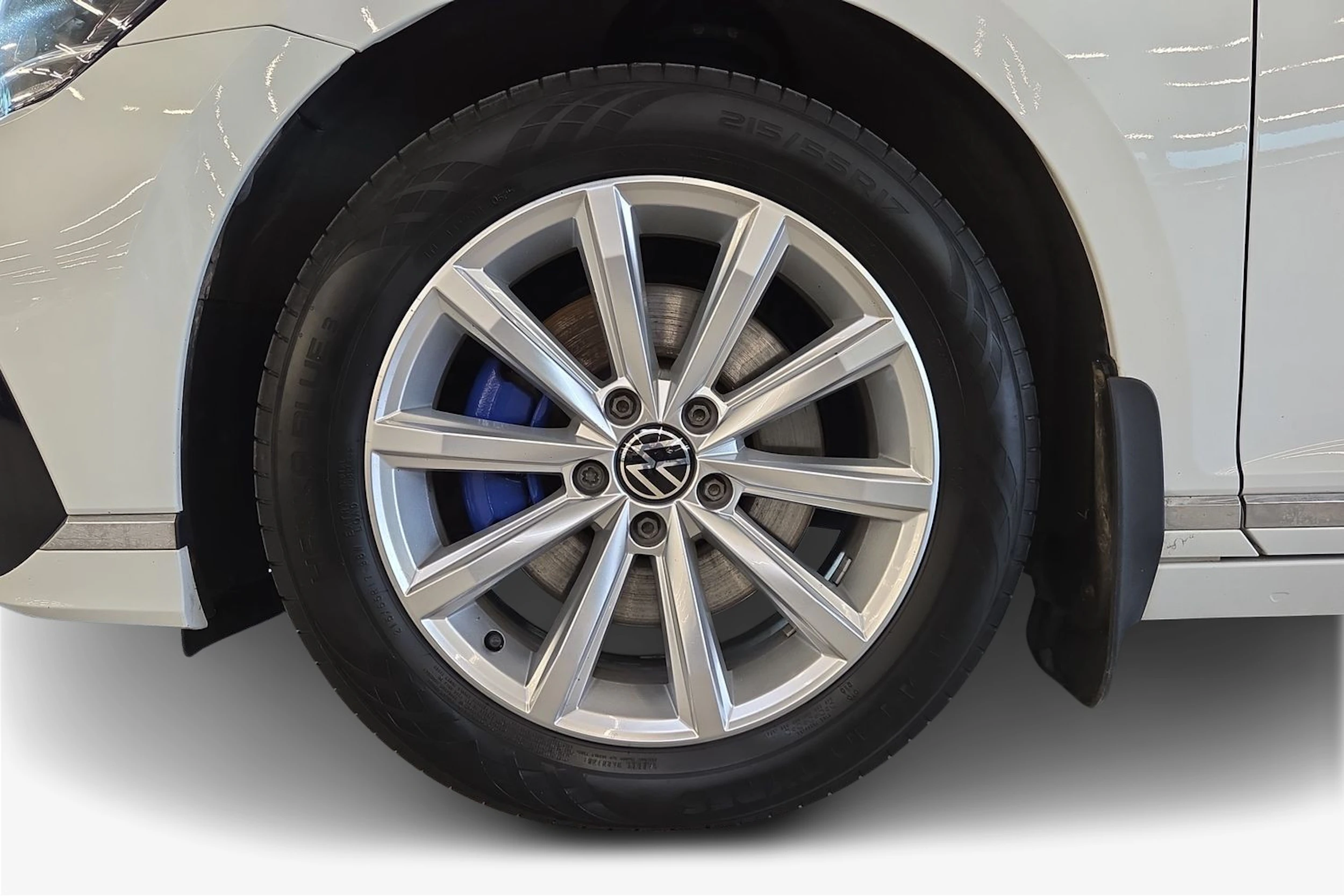 valkoinen Volkswagen Passat 2021 kuva 9.