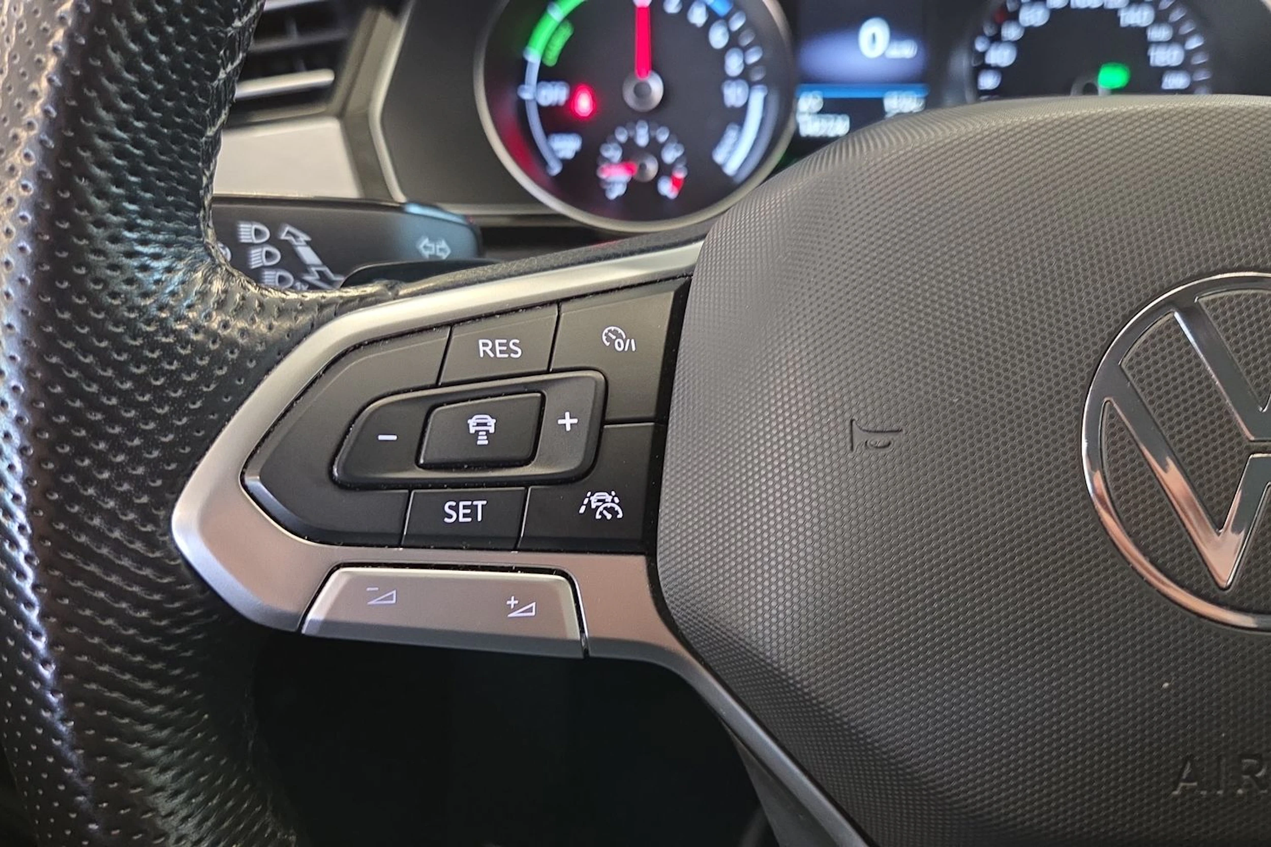 valkoinen Volkswagen Passat 2021 kuva 13.