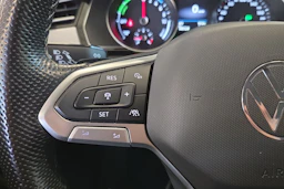 valkoinen Volkswagen Passat 2021 kuva 13.