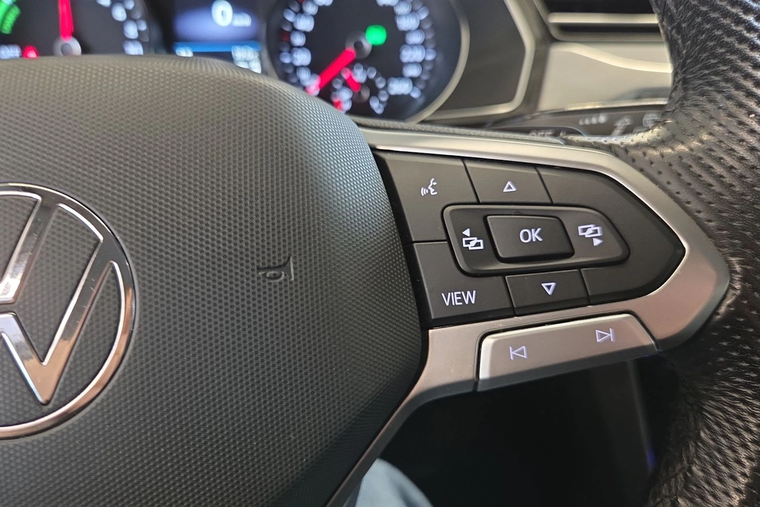 valkoinen Volkswagen Passat 2021 kuva 14.