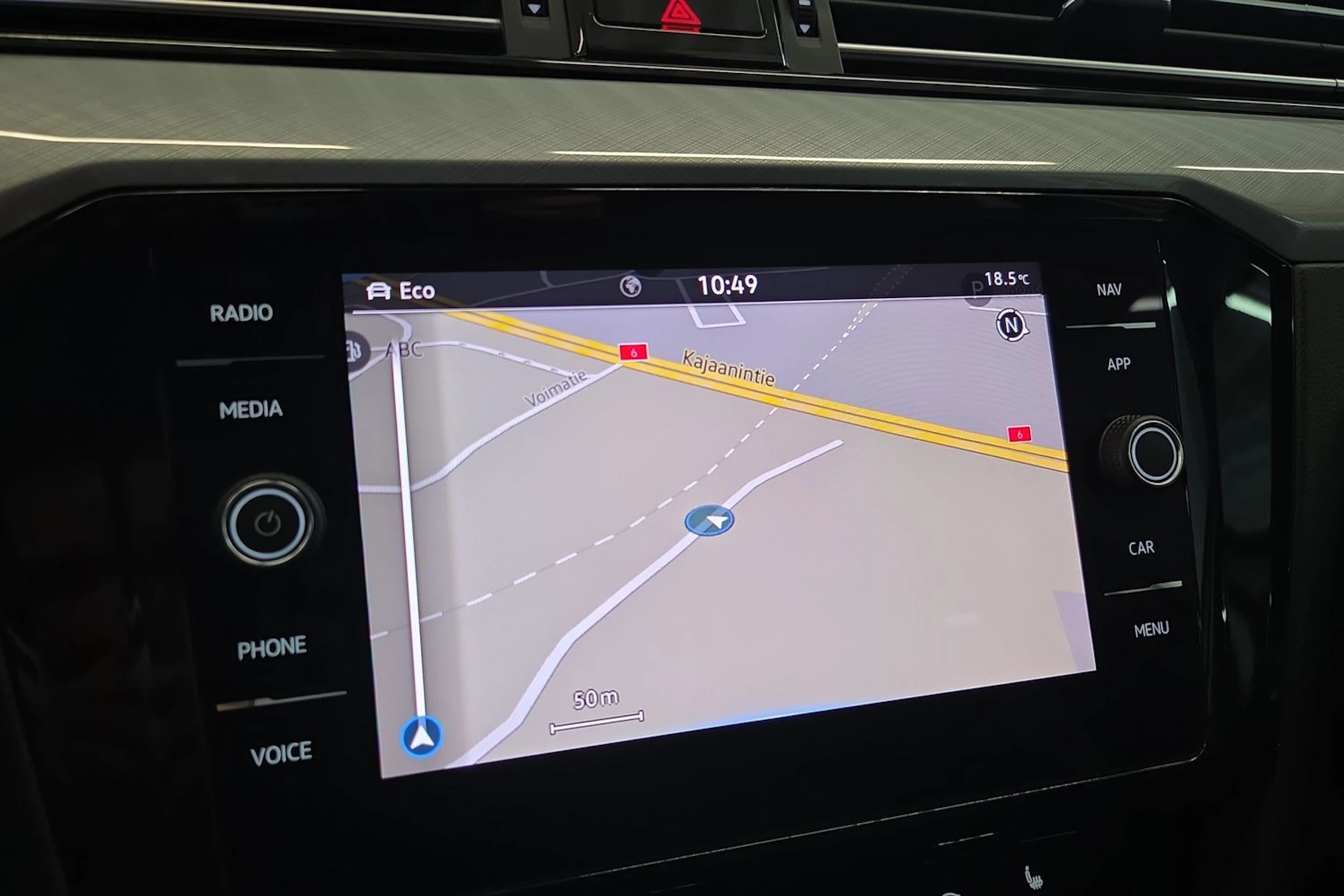 valkoinen Volkswagen Passat 2021 kuva 15.
