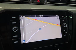valkoinen Volkswagen Passat 2021 kuva 15.