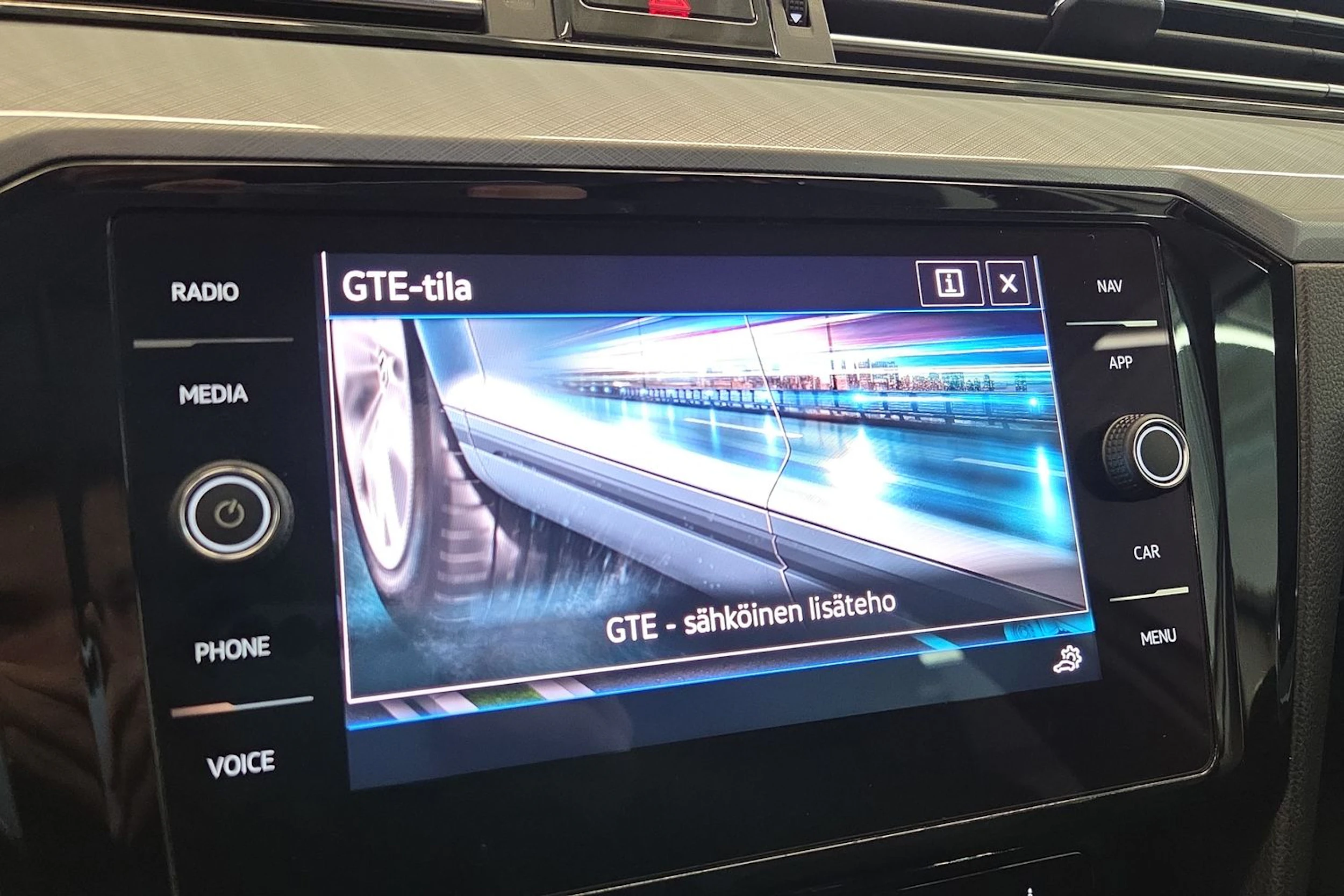 valkoinen Volkswagen Passat 2021 kuva 18.