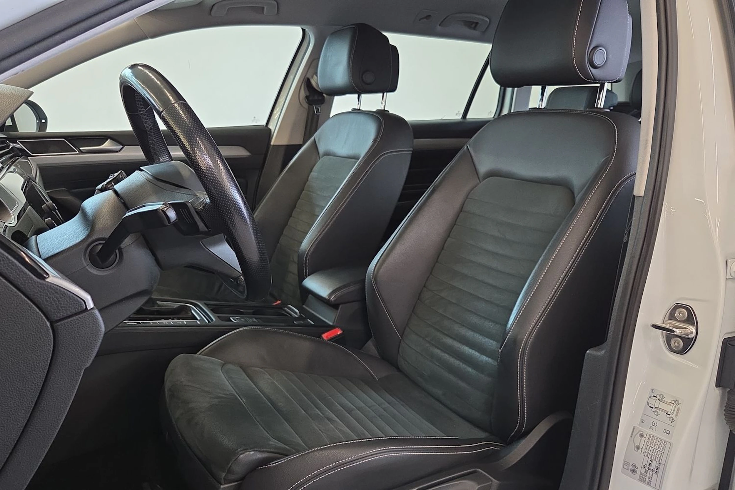 valkoinen Volkswagen Passat 2021 kuva 20.