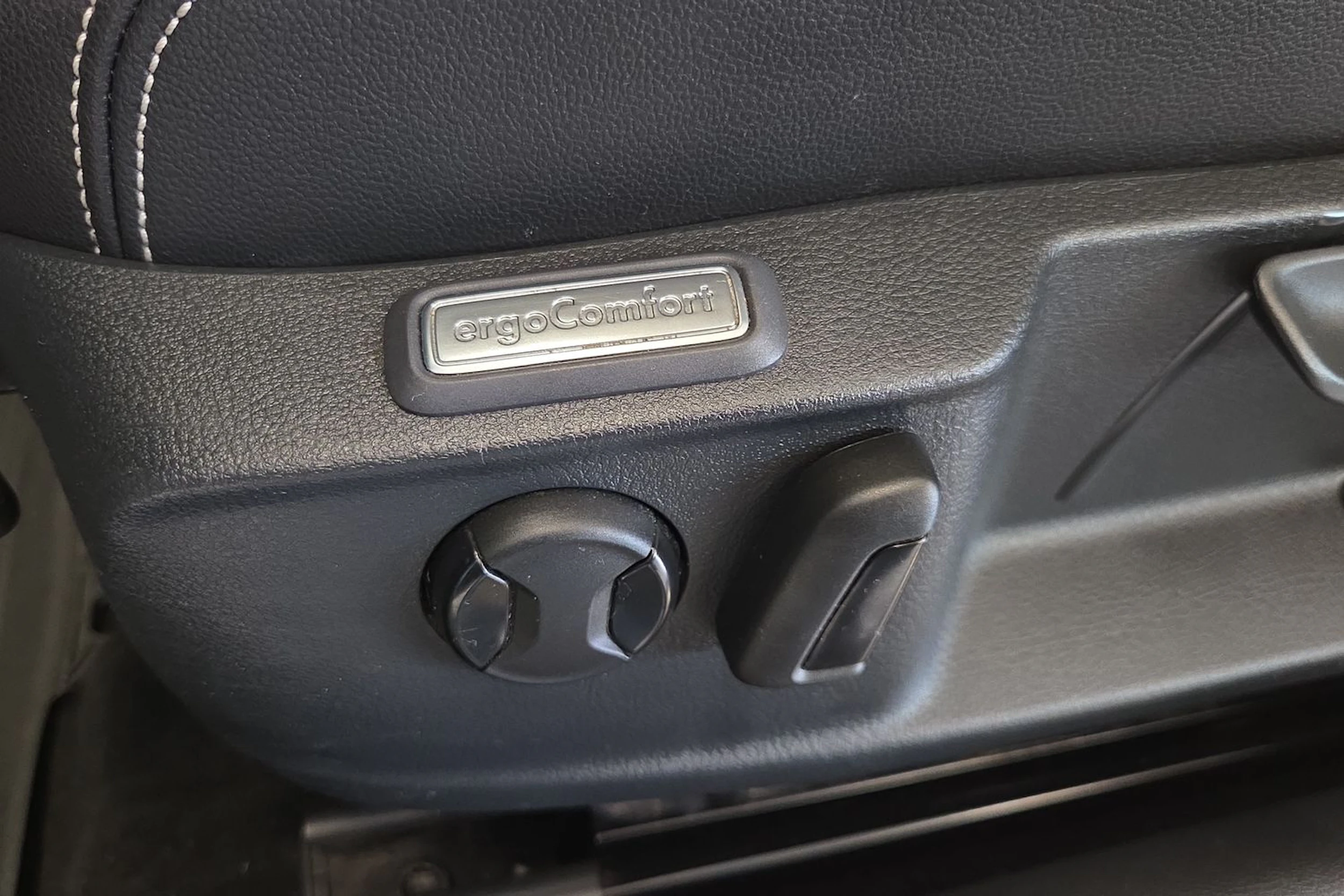 valkoinen Volkswagen Passat 2021 kuva 21.