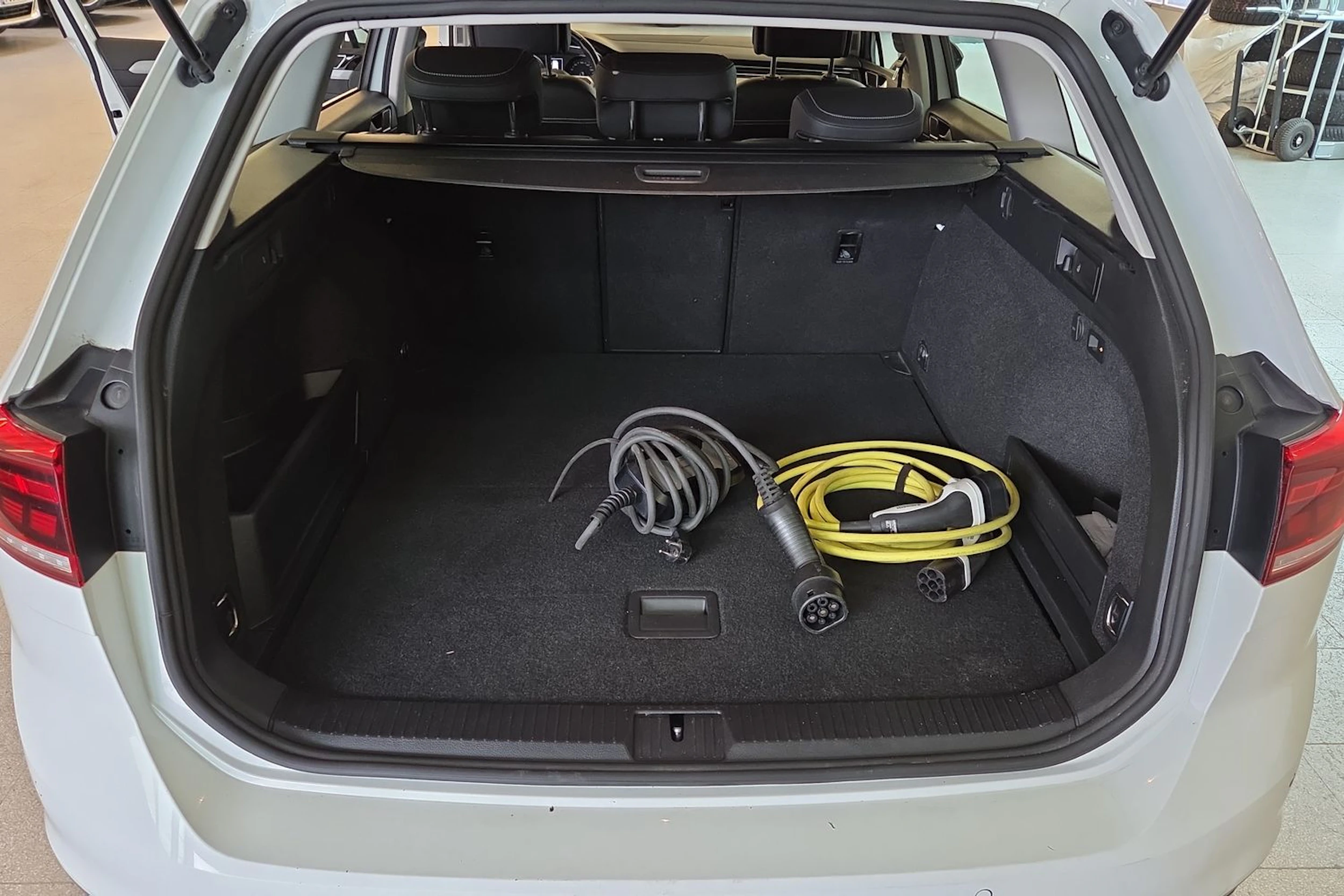 valkoinen Volkswagen Passat 2021 kuva 22.