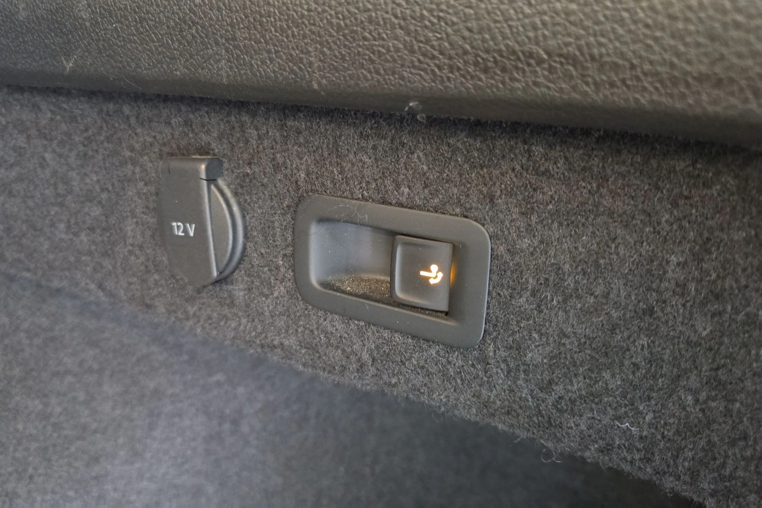 valkoinen Volkswagen Passat 2021 kuva 23.