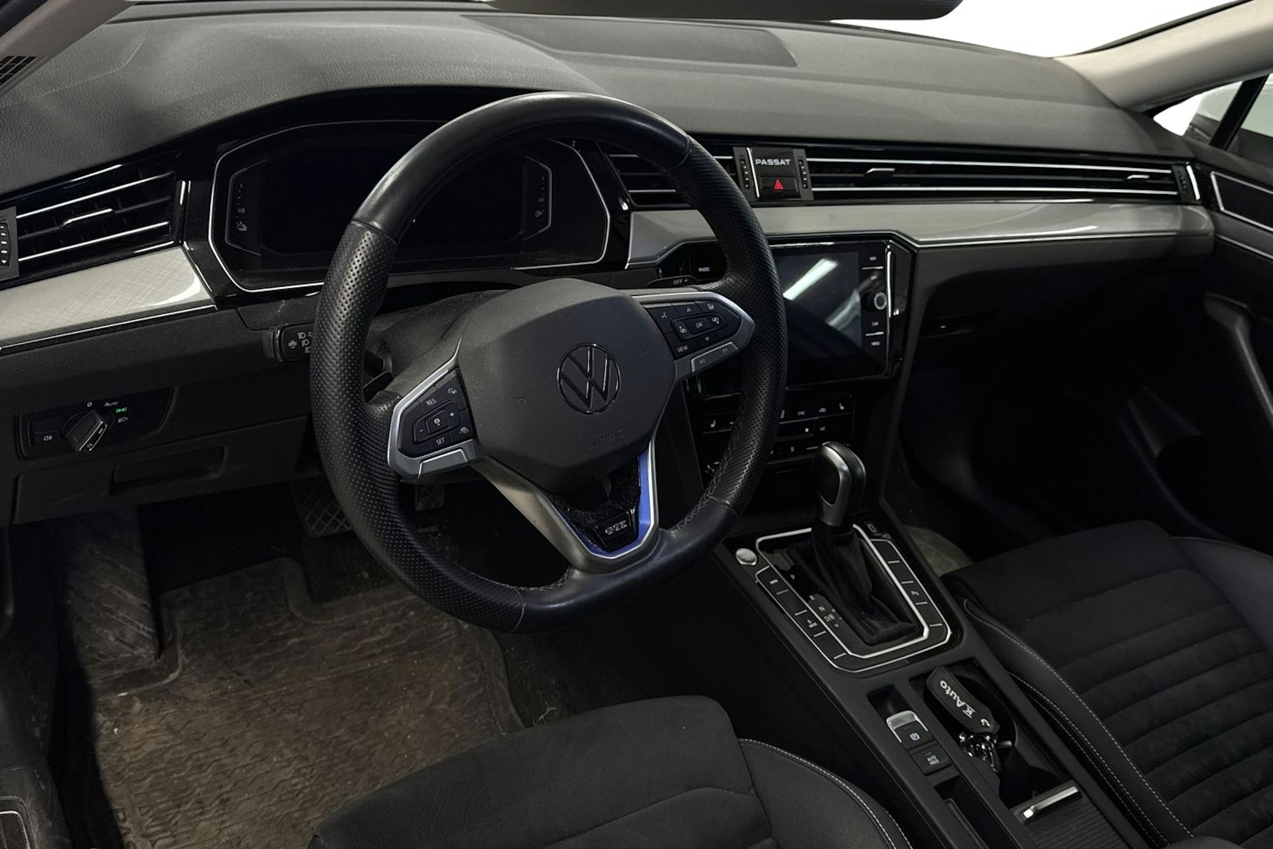 Valkoinen Volkswagen PASSAT 2021 kuva 3.