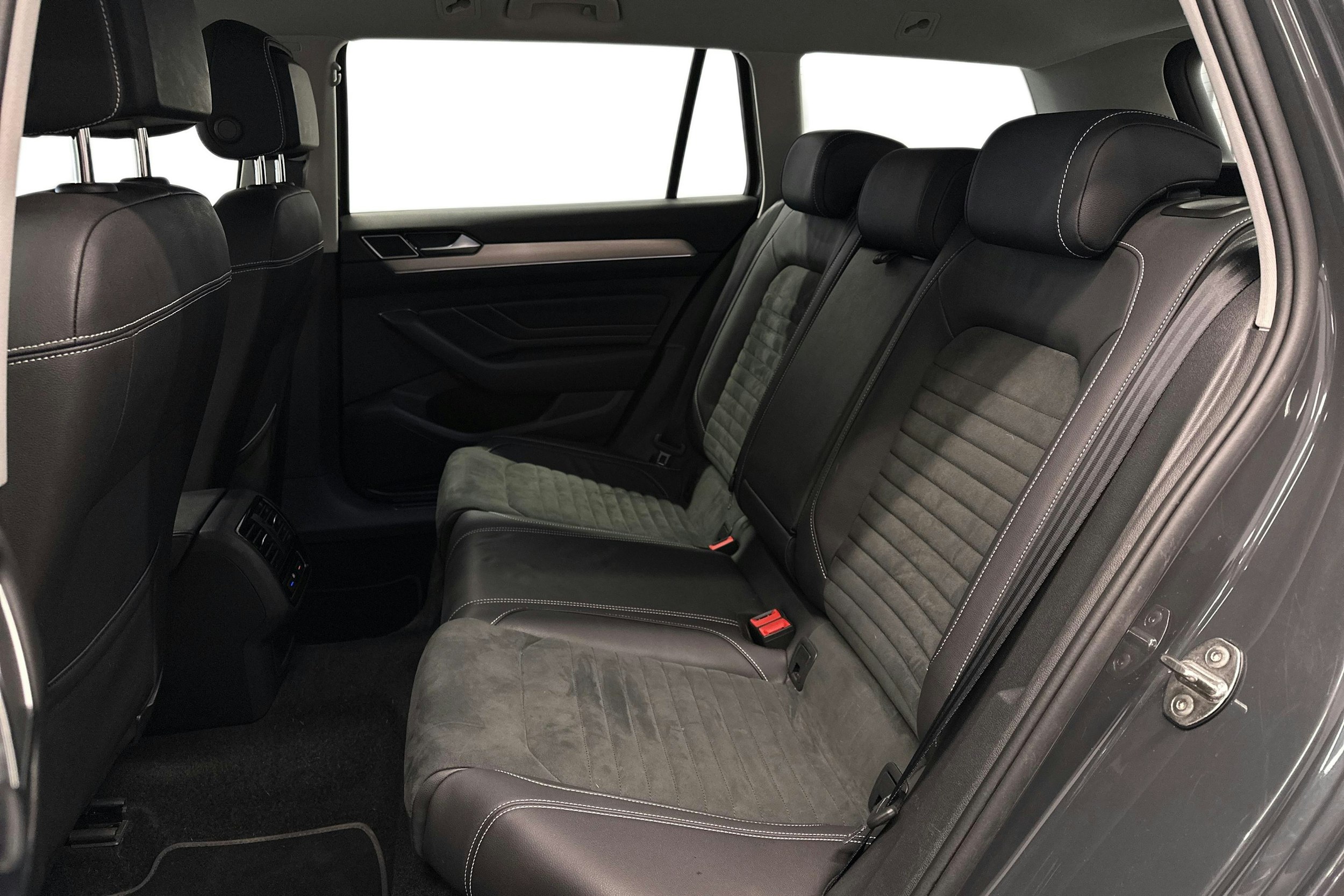 harmaa Volkswagen Passat 2021 kuva 10.