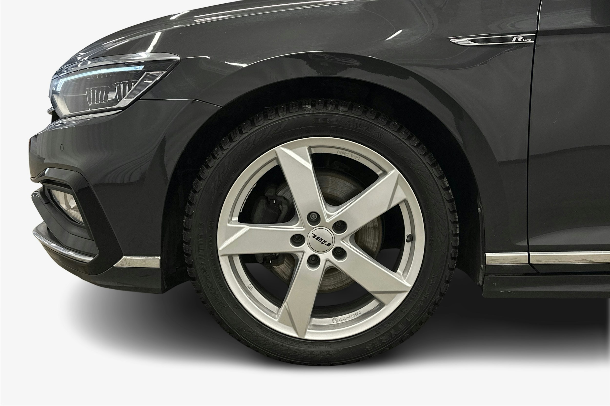 harmaa Volkswagen Passat 2021 kuva 11.