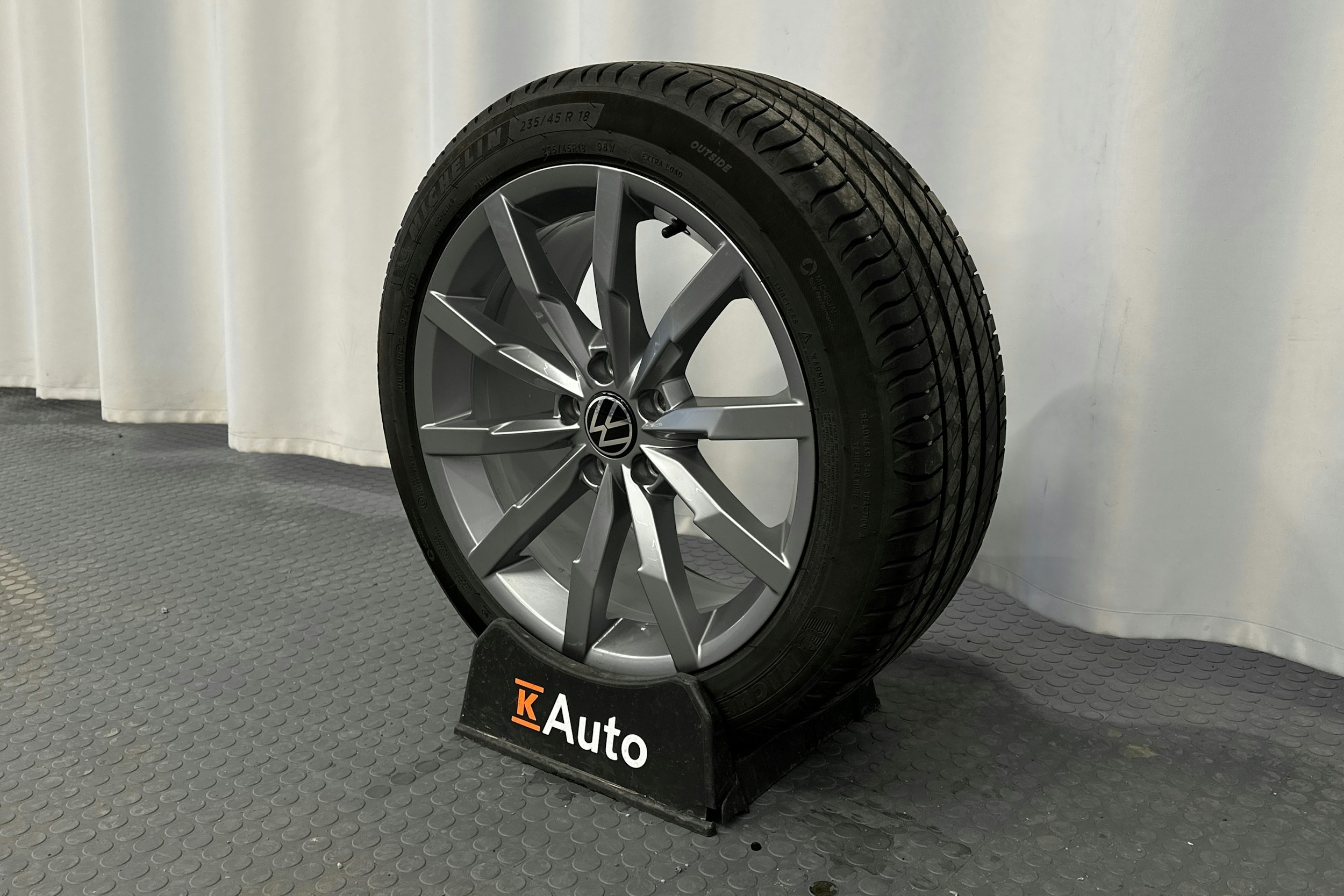 harmaa Volkswagen Passat 2021 kuva 13.