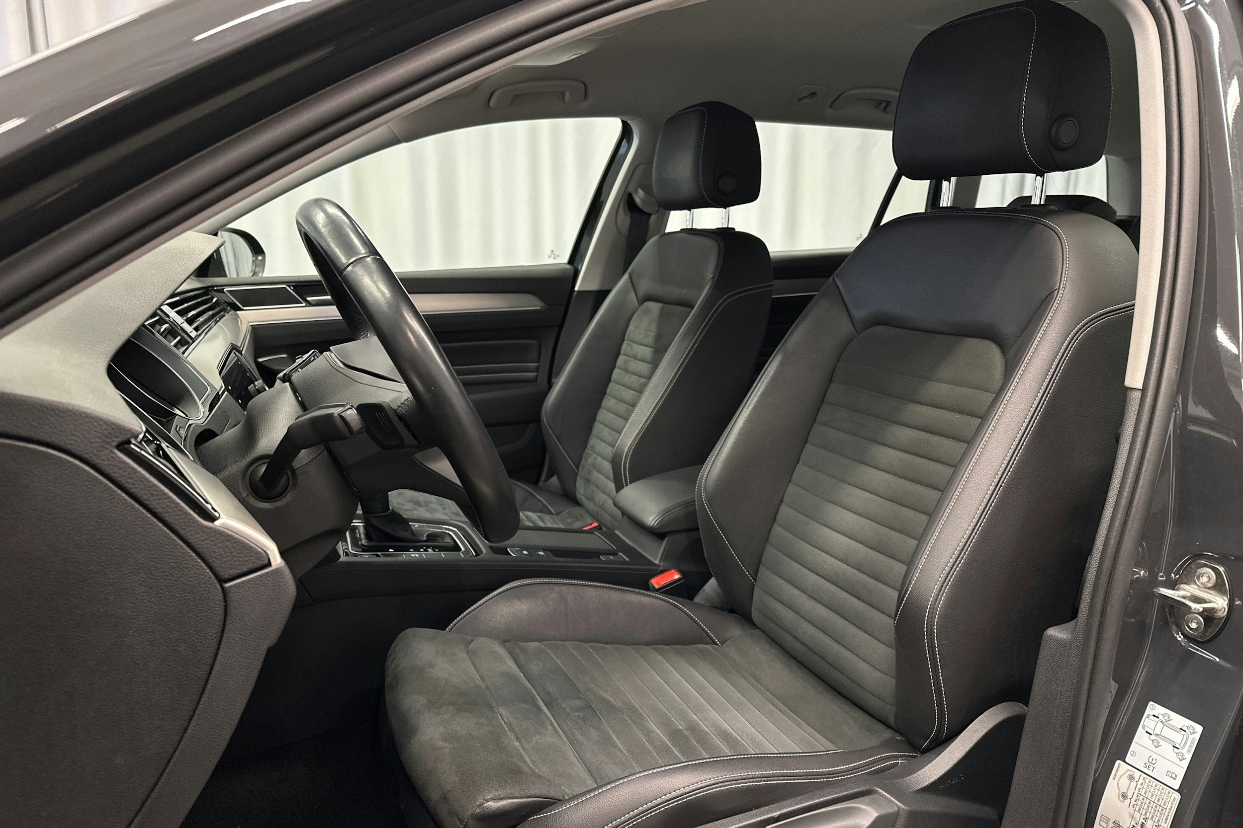 harmaa Volkswagen Passat 2021 kuva 16.