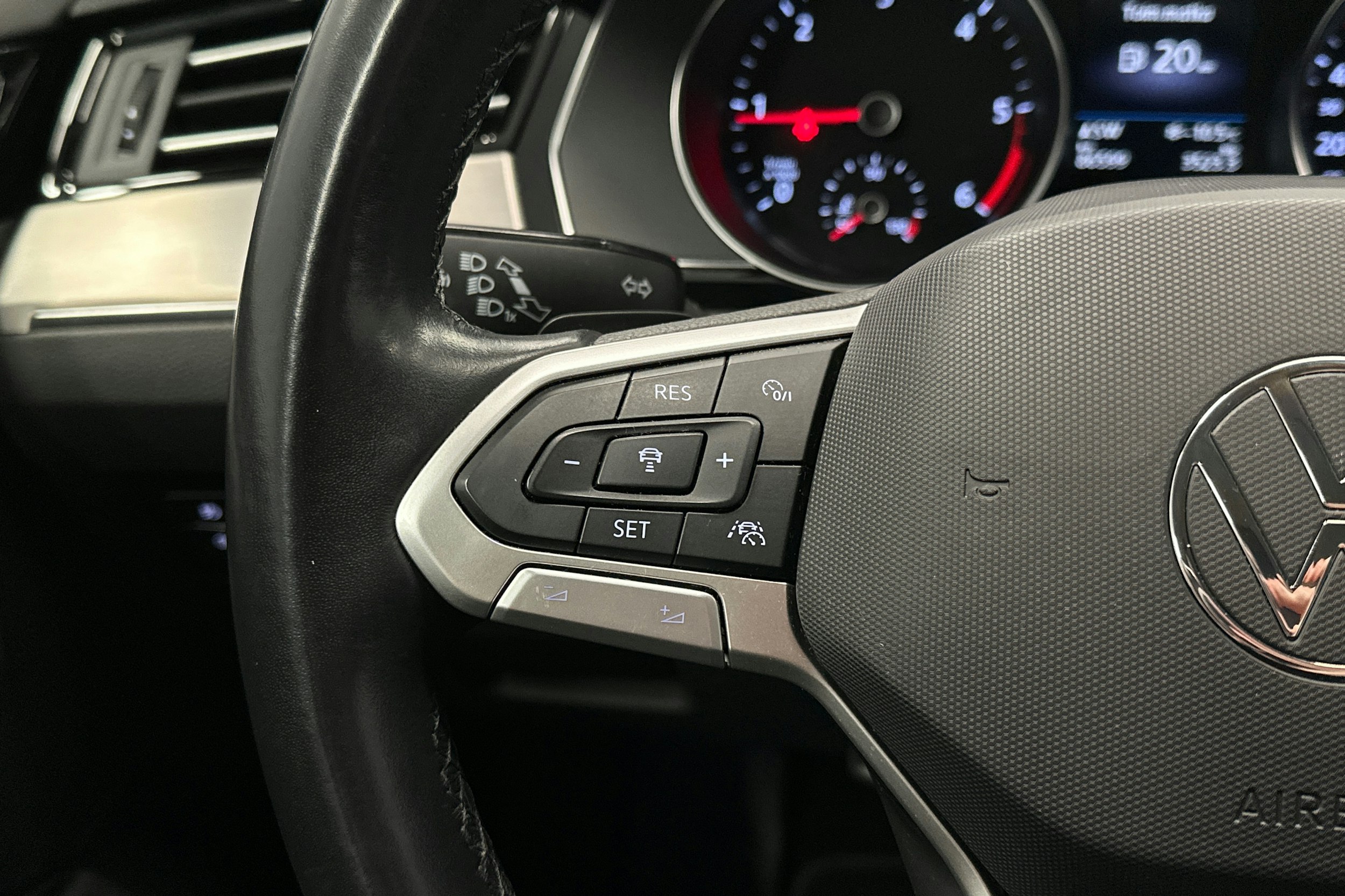 harmaa Volkswagen Passat 2021 kuva 19.