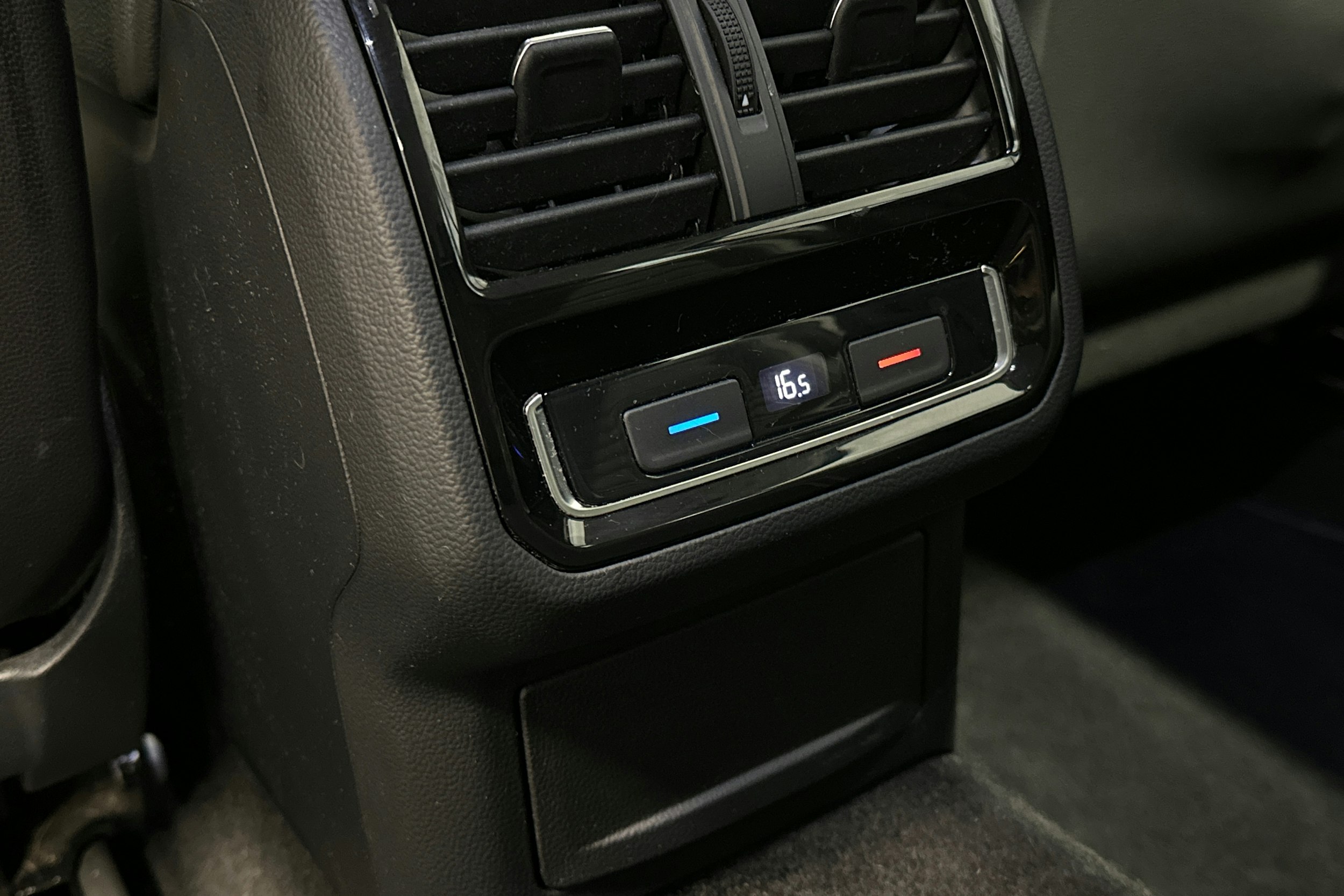 harmaa Volkswagen Passat 2021 kuva 30.