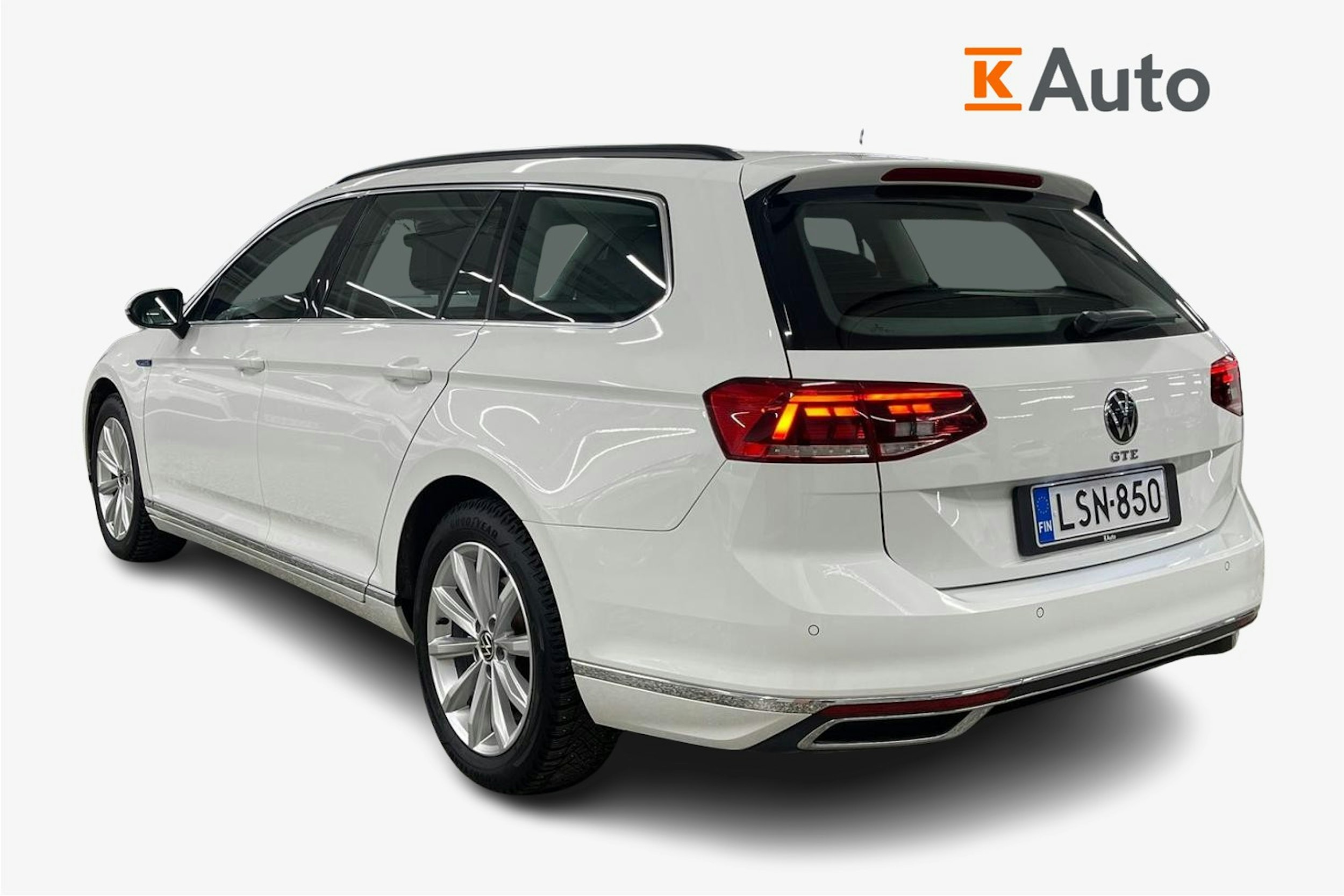 valkoinen Volkswagen Passat 2021 kuva 2.