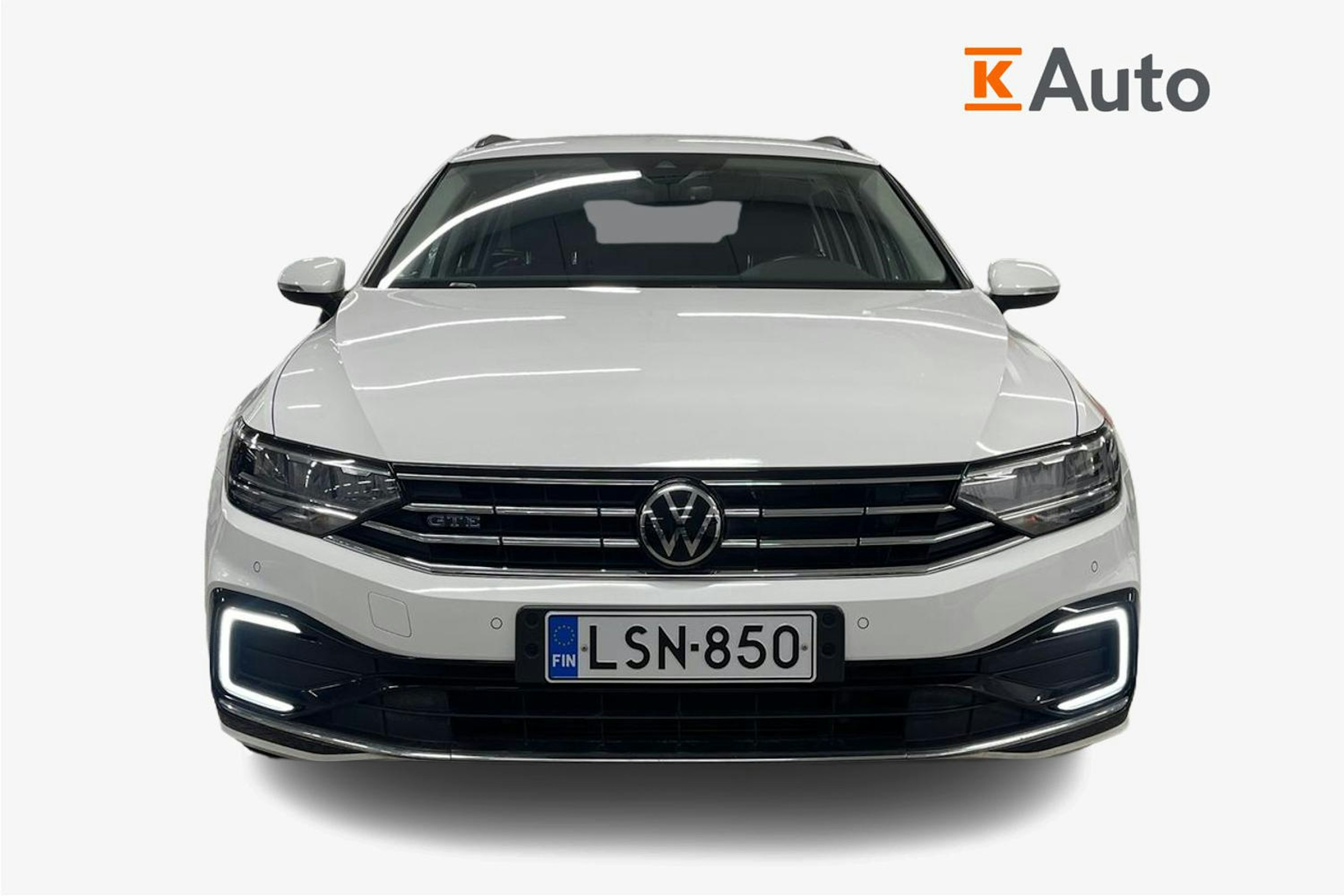 valkoinen Volkswagen Passat 2021 kuva 5.