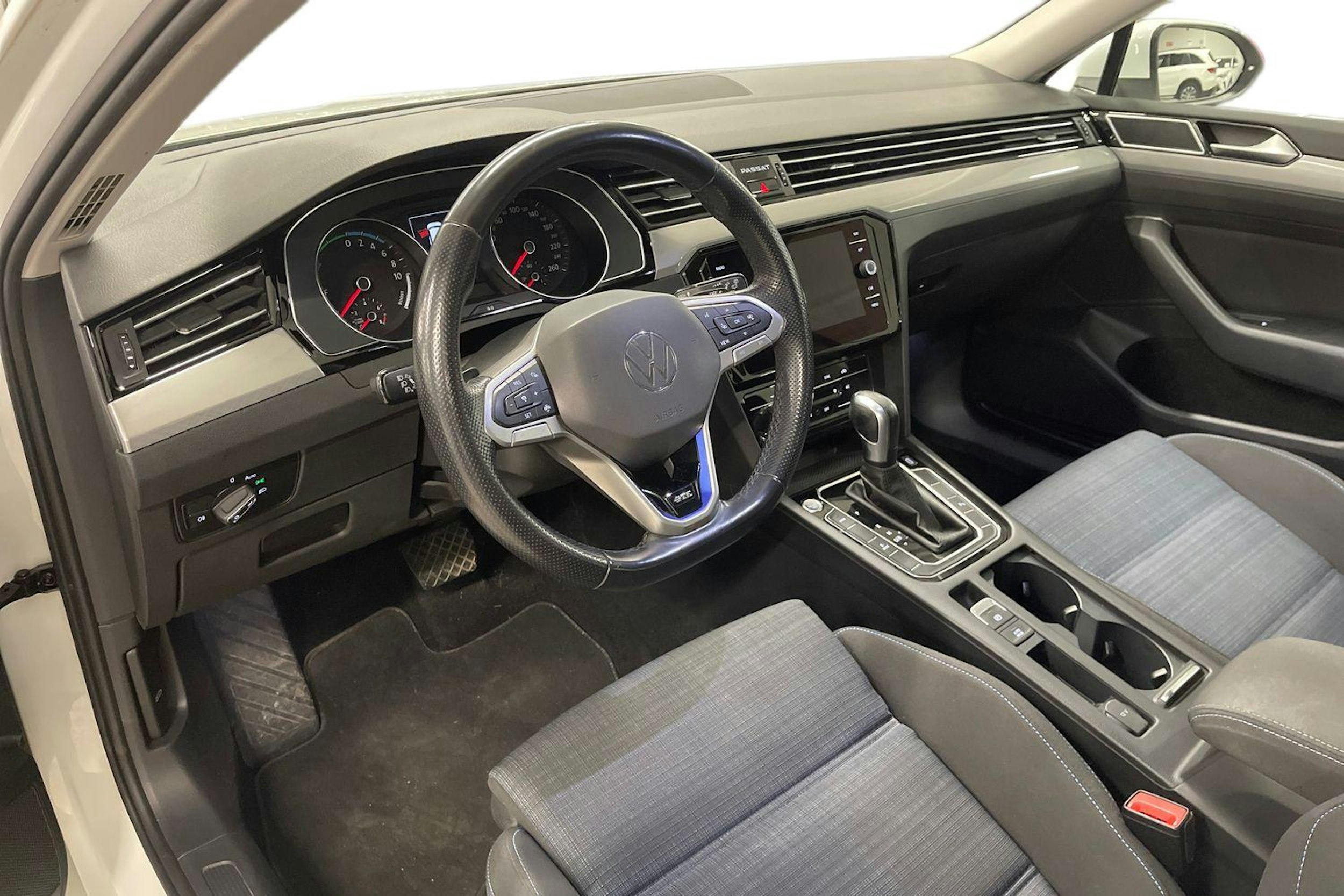 valkoinen Volkswagen Passat 2021 kuva 7.