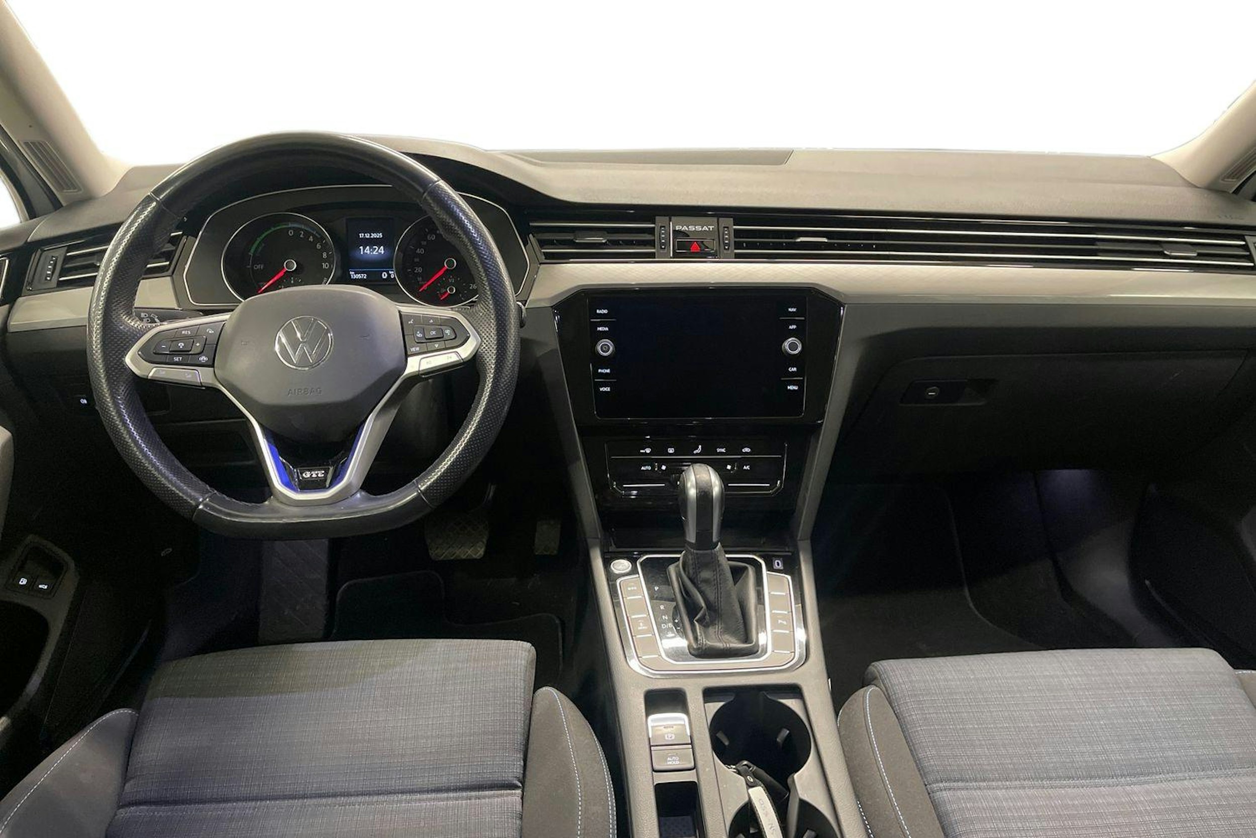 valkoinen Volkswagen Passat 2021 kuva 9.