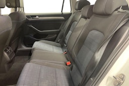 valkoinen Volkswagen Passat 2021 kuva 10.