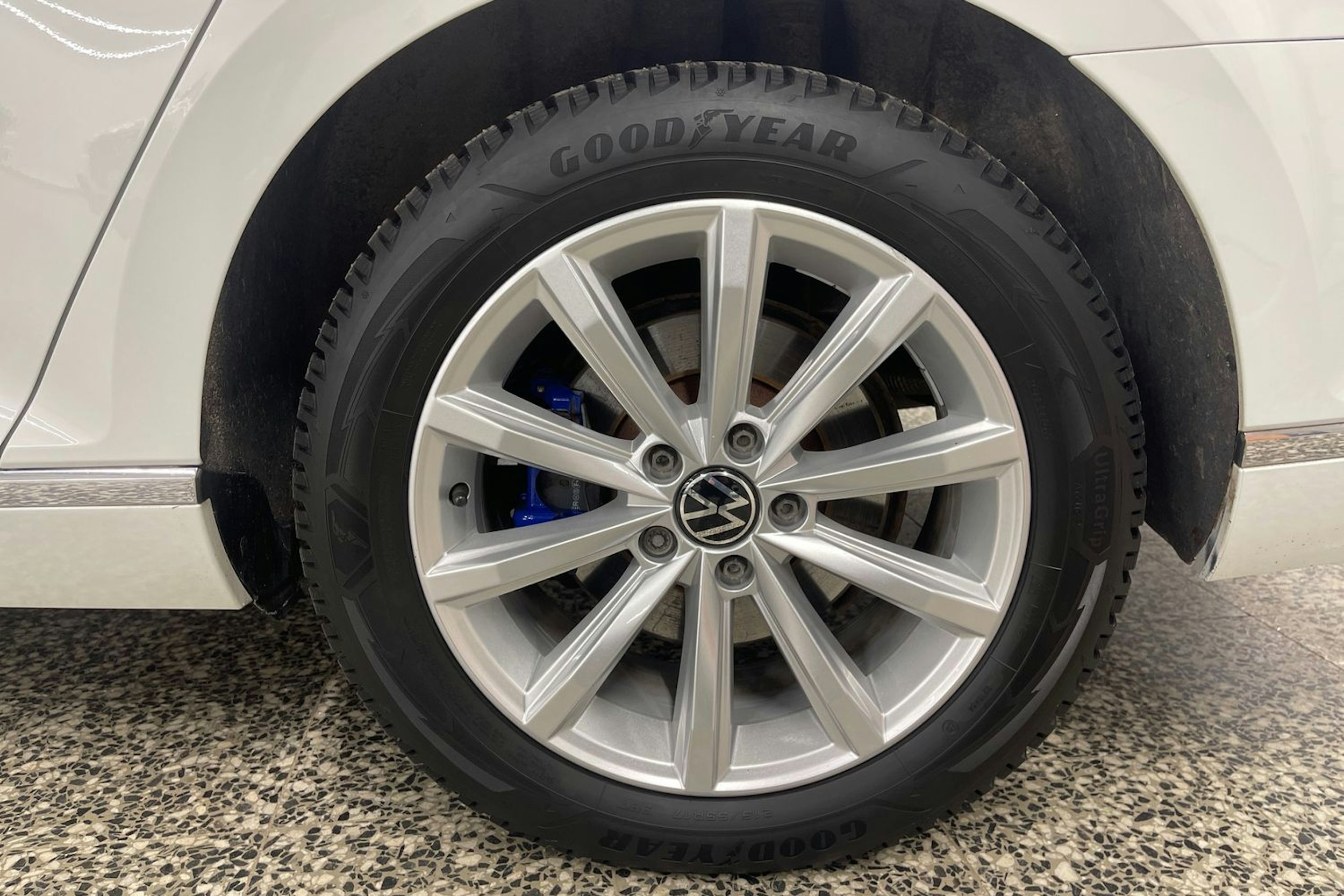 valkoinen Volkswagen Passat 2021 kuva 13.