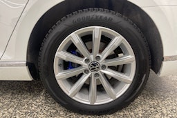 valkoinen Volkswagen Passat 2021 kuva 13.