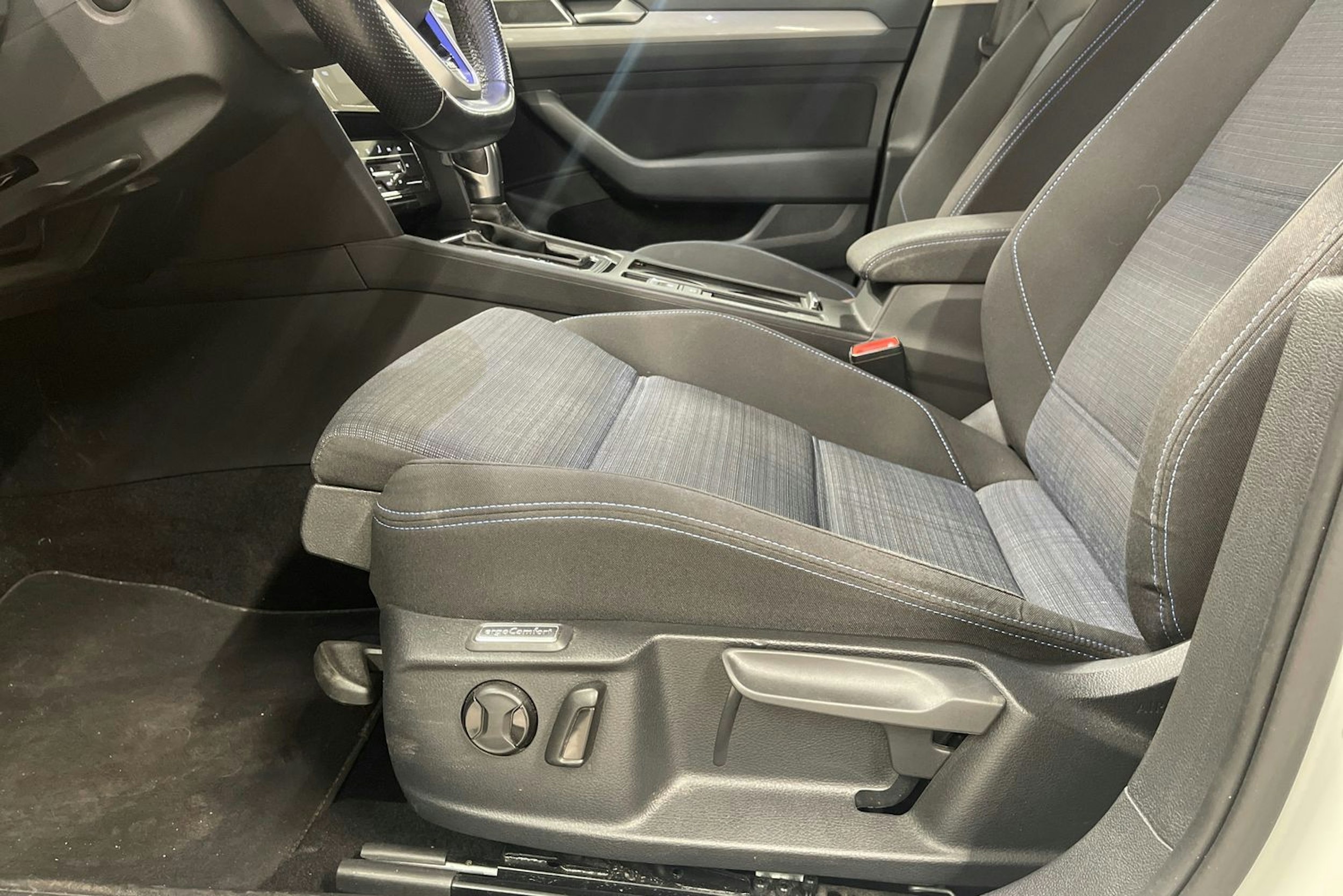 valkoinen Volkswagen Passat 2021 kuva 14.