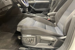 valkoinen Volkswagen Passat 2021 kuva 14.