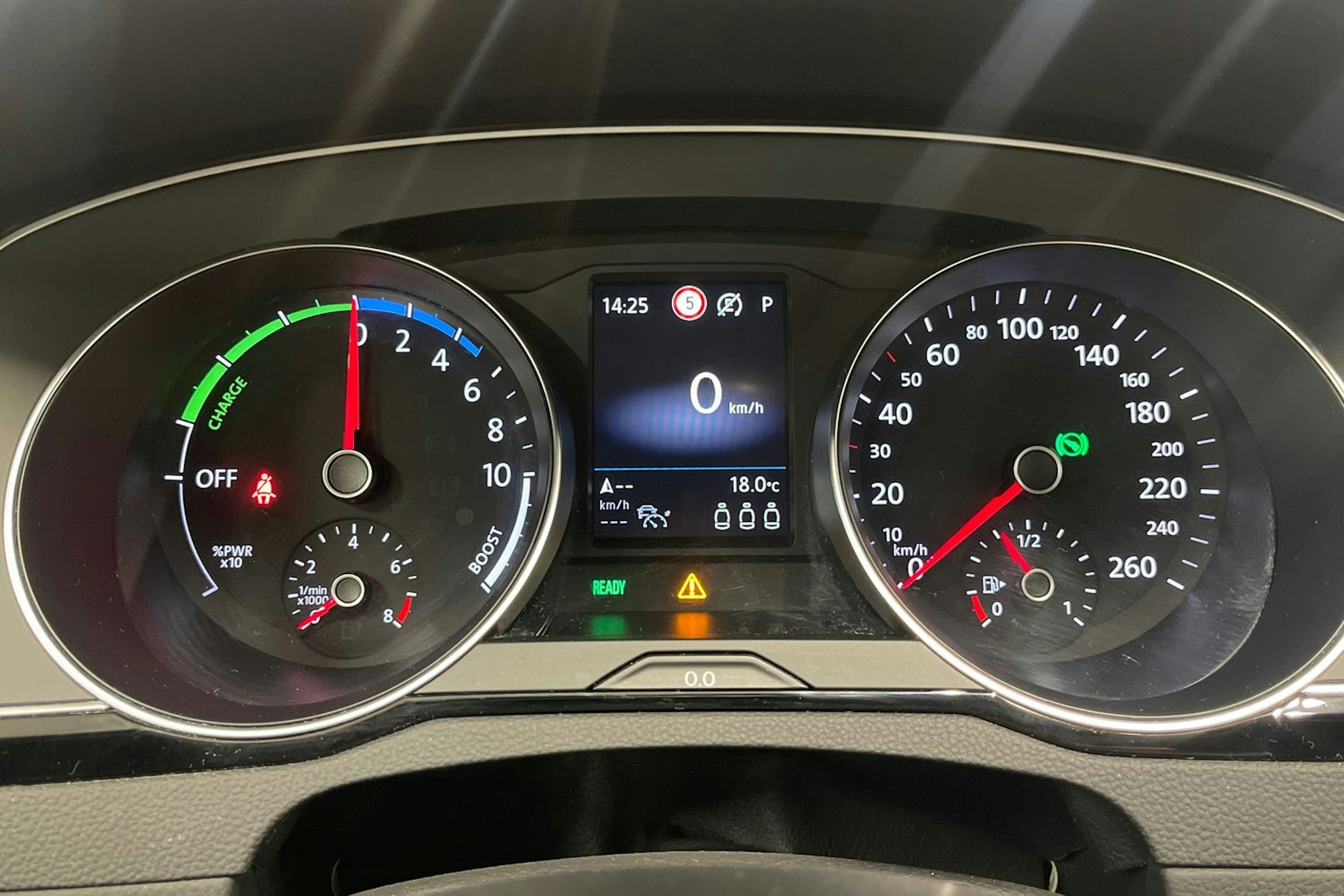 valkoinen Volkswagen Passat 2021 kuva 15.