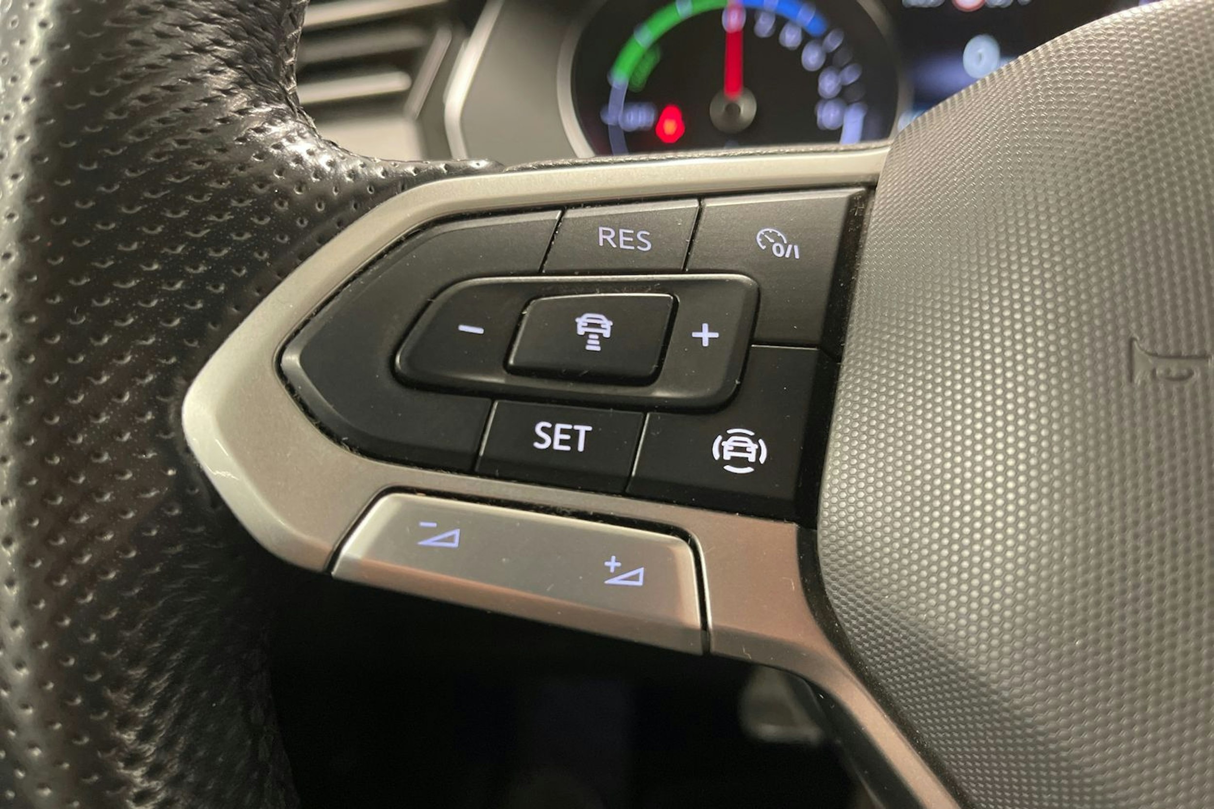 valkoinen Volkswagen Passat 2021 kuva 16.