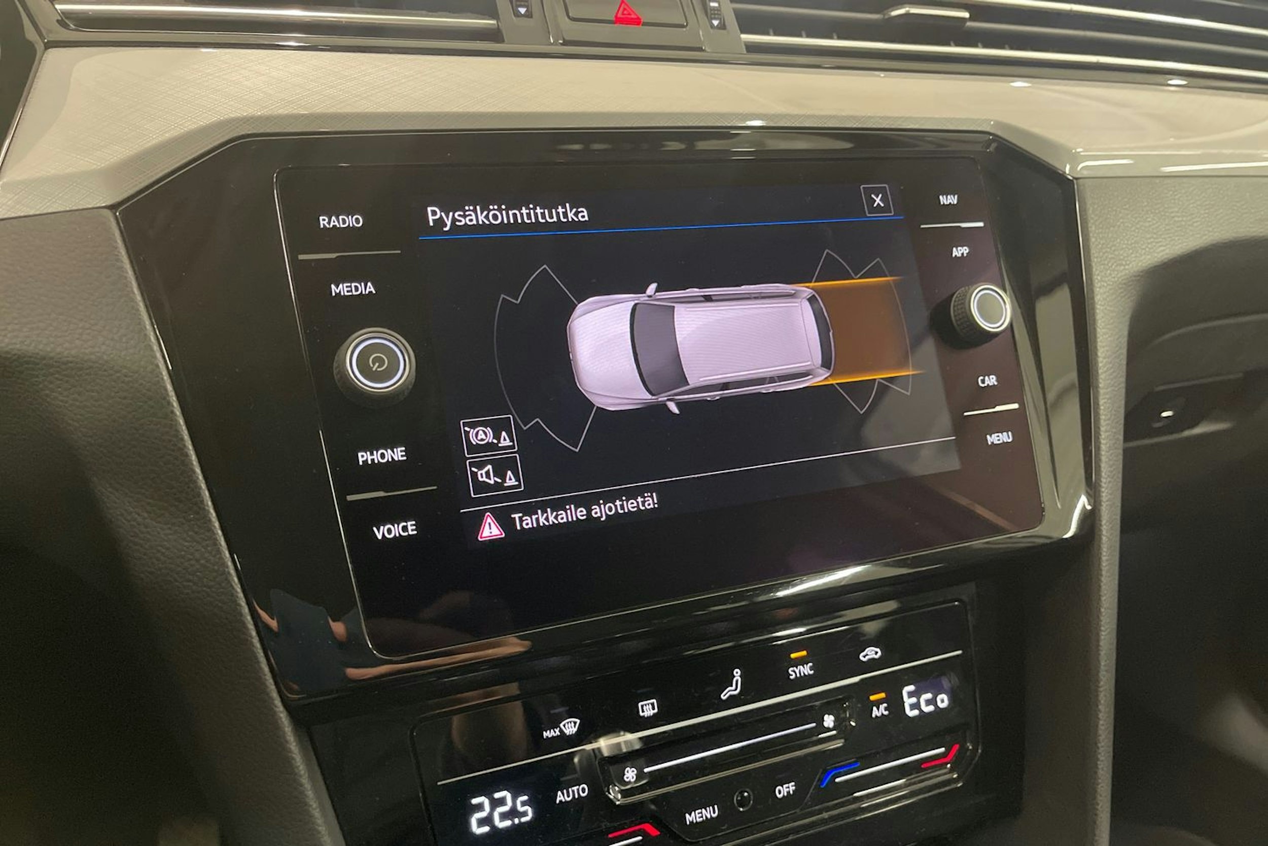 valkoinen Volkswagen Passat 2021 kuva 18.