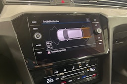 valkoinen Volkswagen Passat 2021 kuva 18.