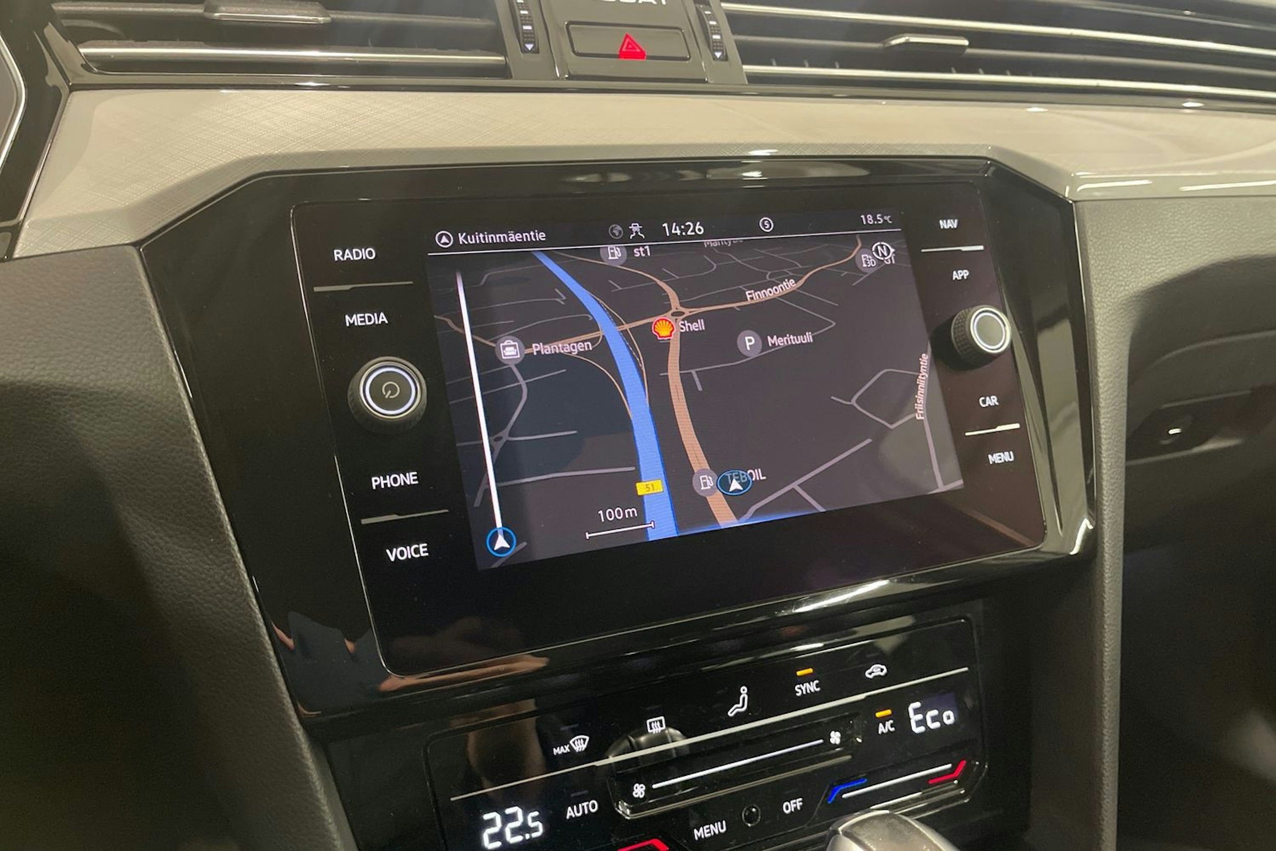 valkoinen Volkswagen Passat 2021 kuva 19.