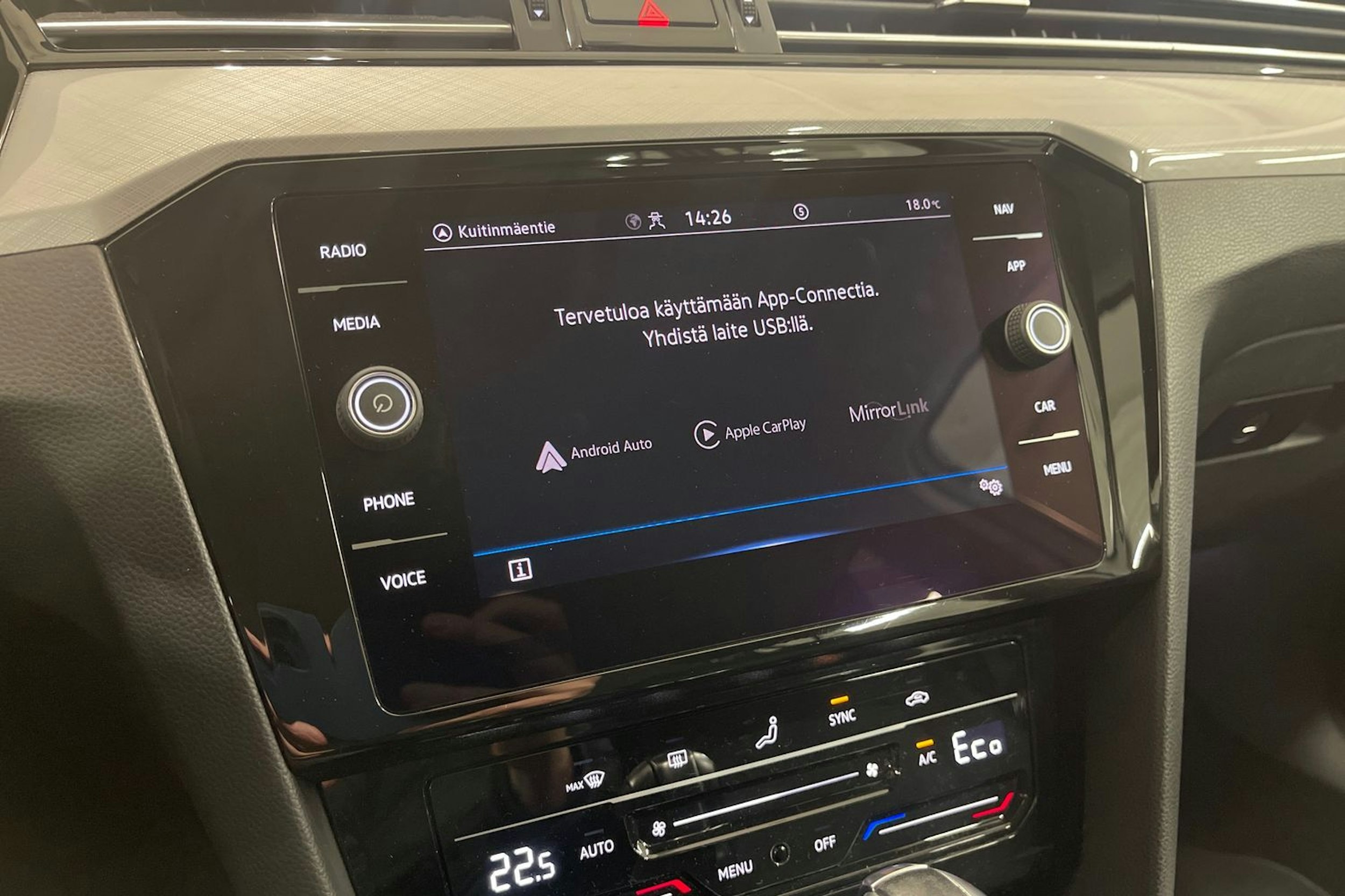 valkoinen Volkswagen Passat 2021 kuva 20.